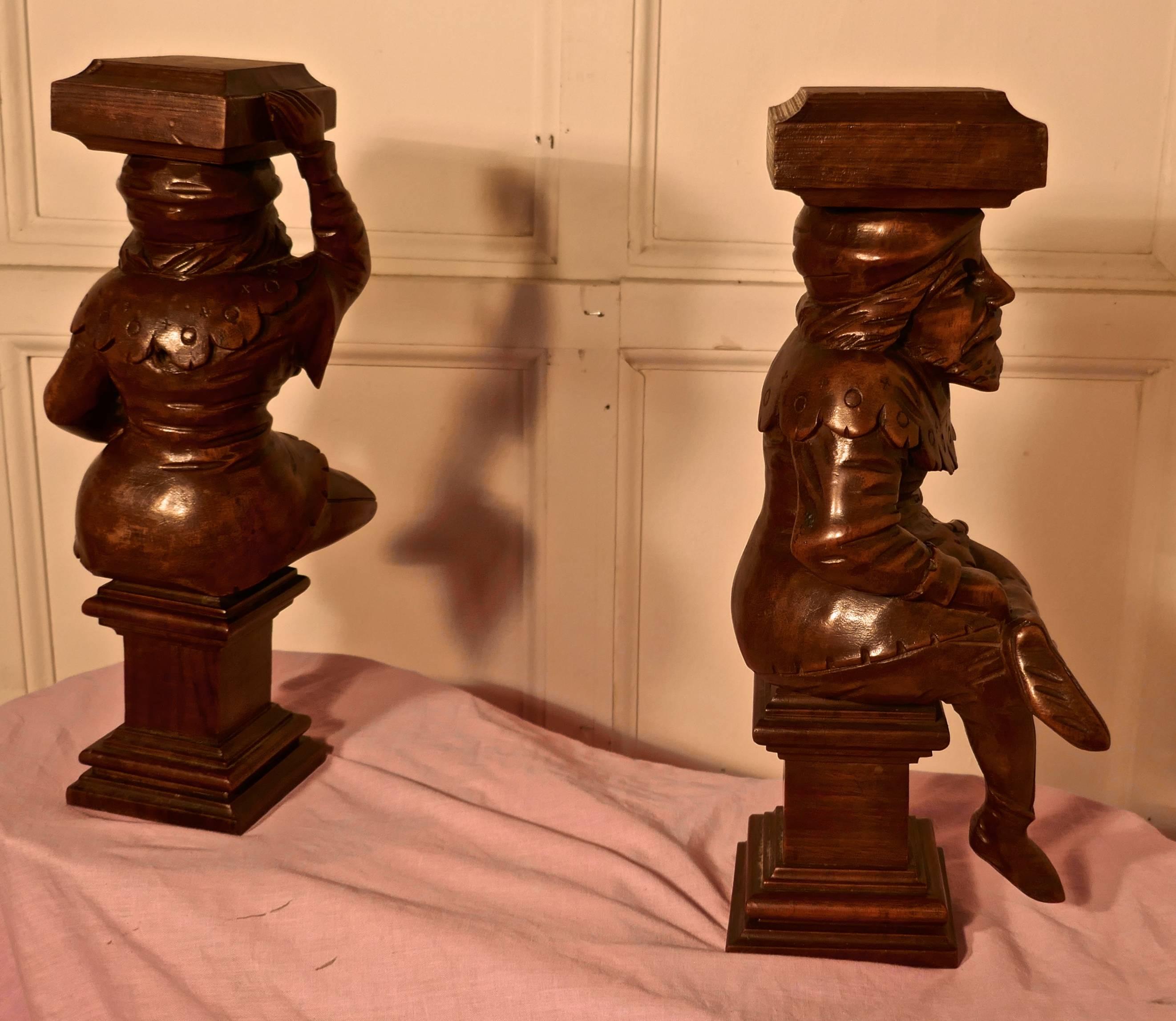 Paar geschnitzte Hof Jesters-Figurenschnitzereien aus dem frühen 19. Jahrhundert  (Handgeschnitzt) im Angebot