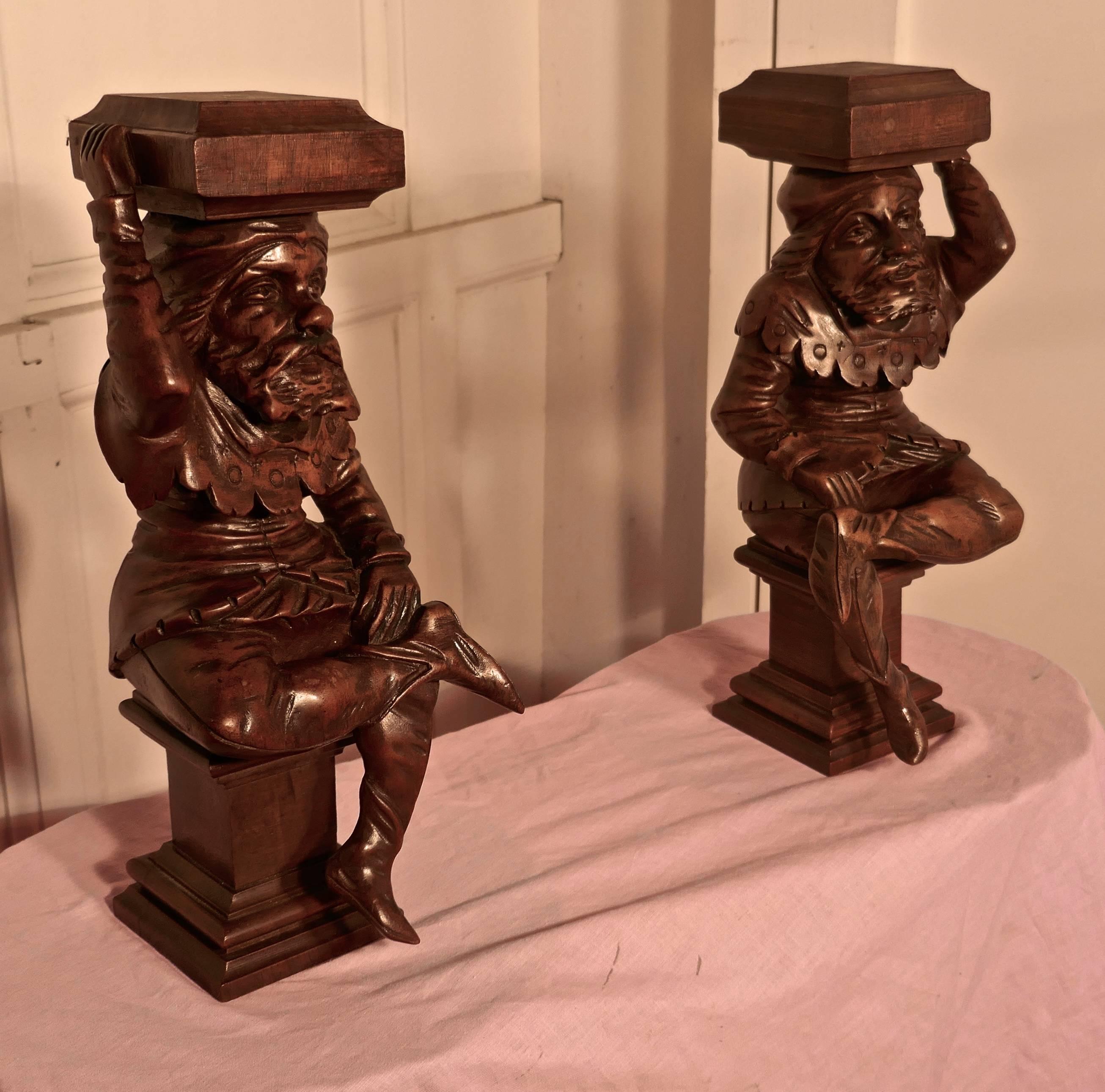 Noyer Paire de bouffons de cour sculptés et figuratifs du début du XIXe siècle  en vente