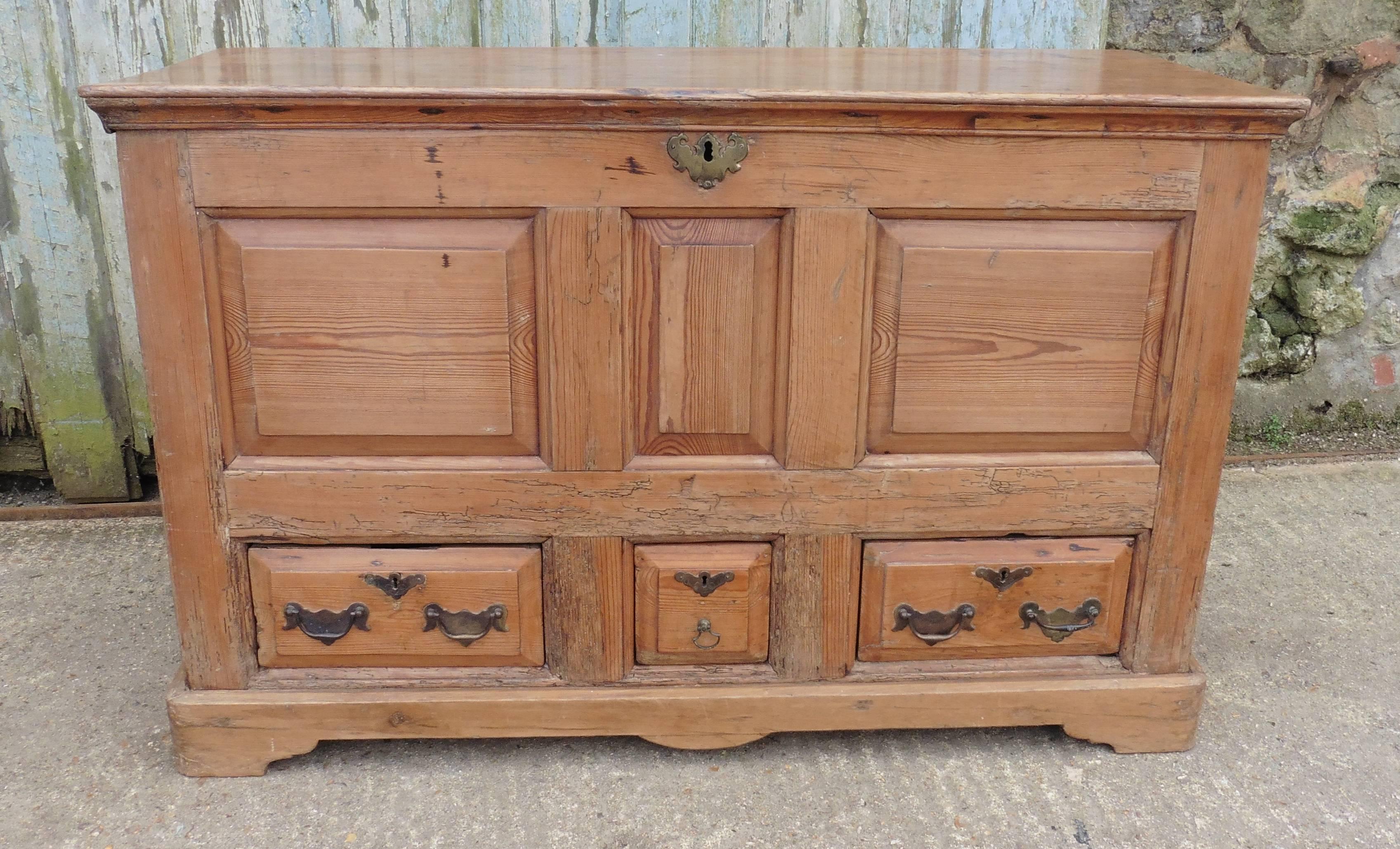 The Mule chest dates from around 1800, it has three moulded panels on the front and another on each side with three drawers at the bottom 

This Georgian Mule chest has a small wooden stay at one side to keep it open when in use
The top of the