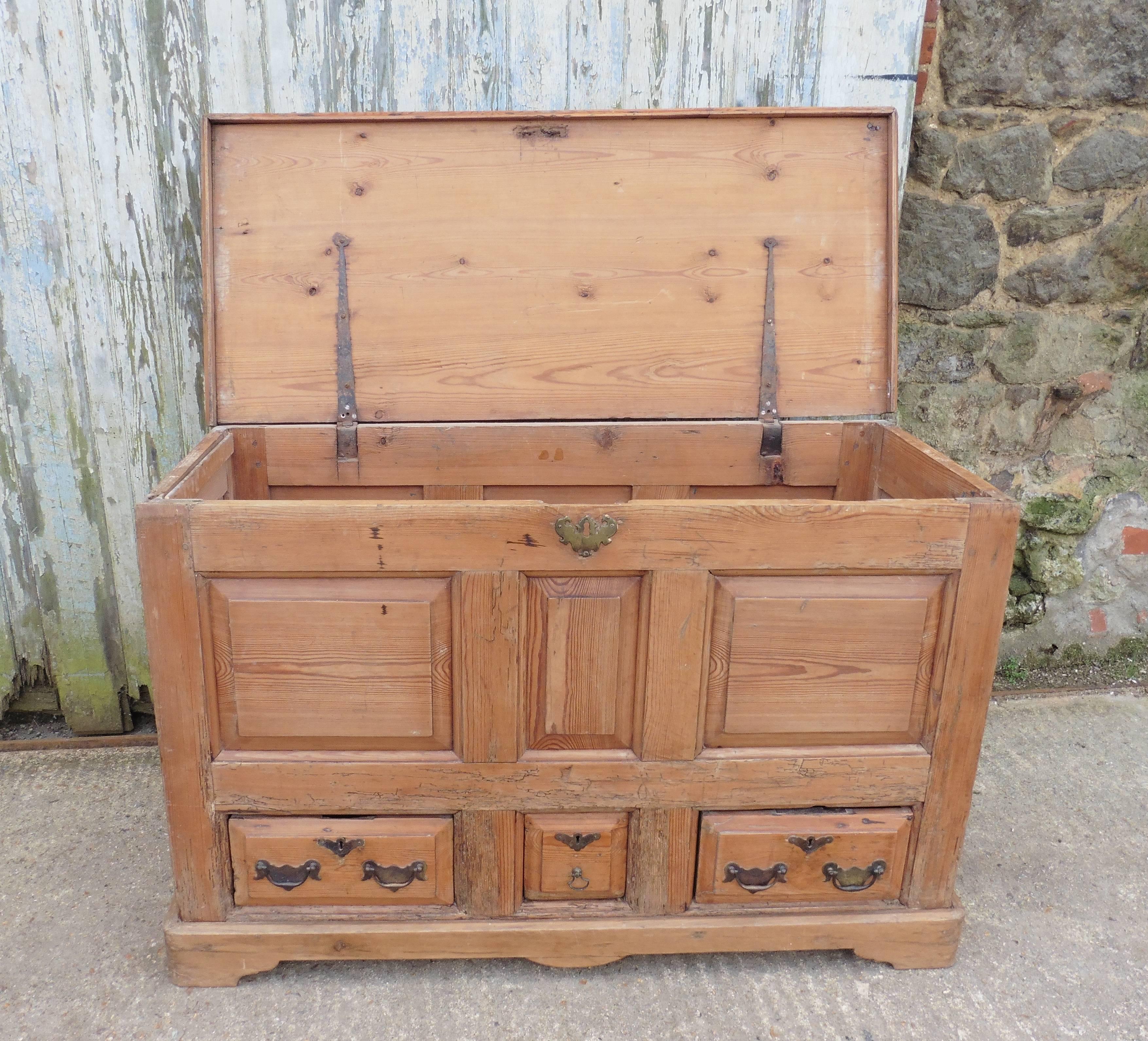 George III Large Georgian Three-Drawer Pine Mule Chest