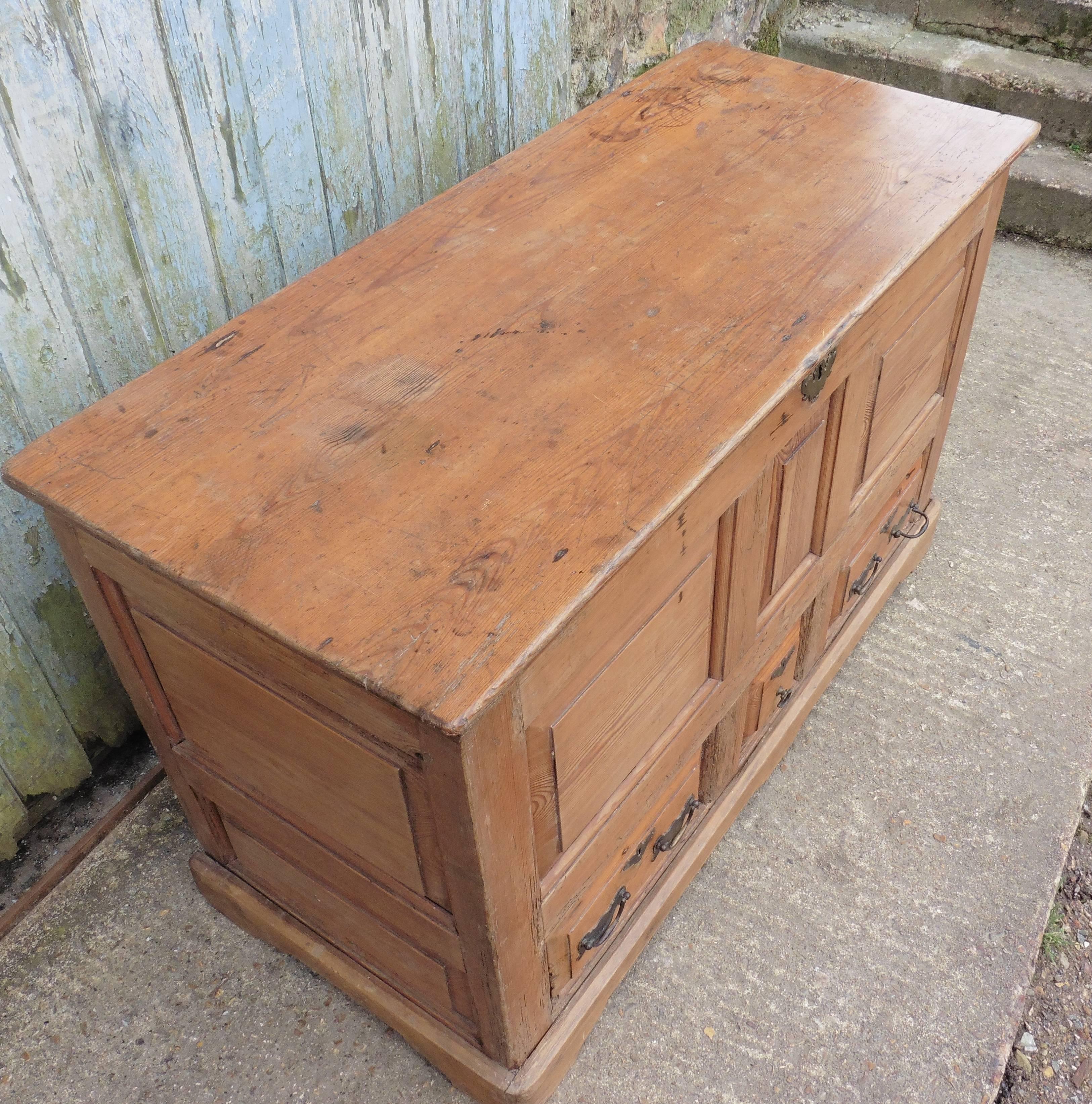 Large Georgian Three-Drawer Pine Mule Chest In Distressed Condition In Chillerton, Isle of Wight