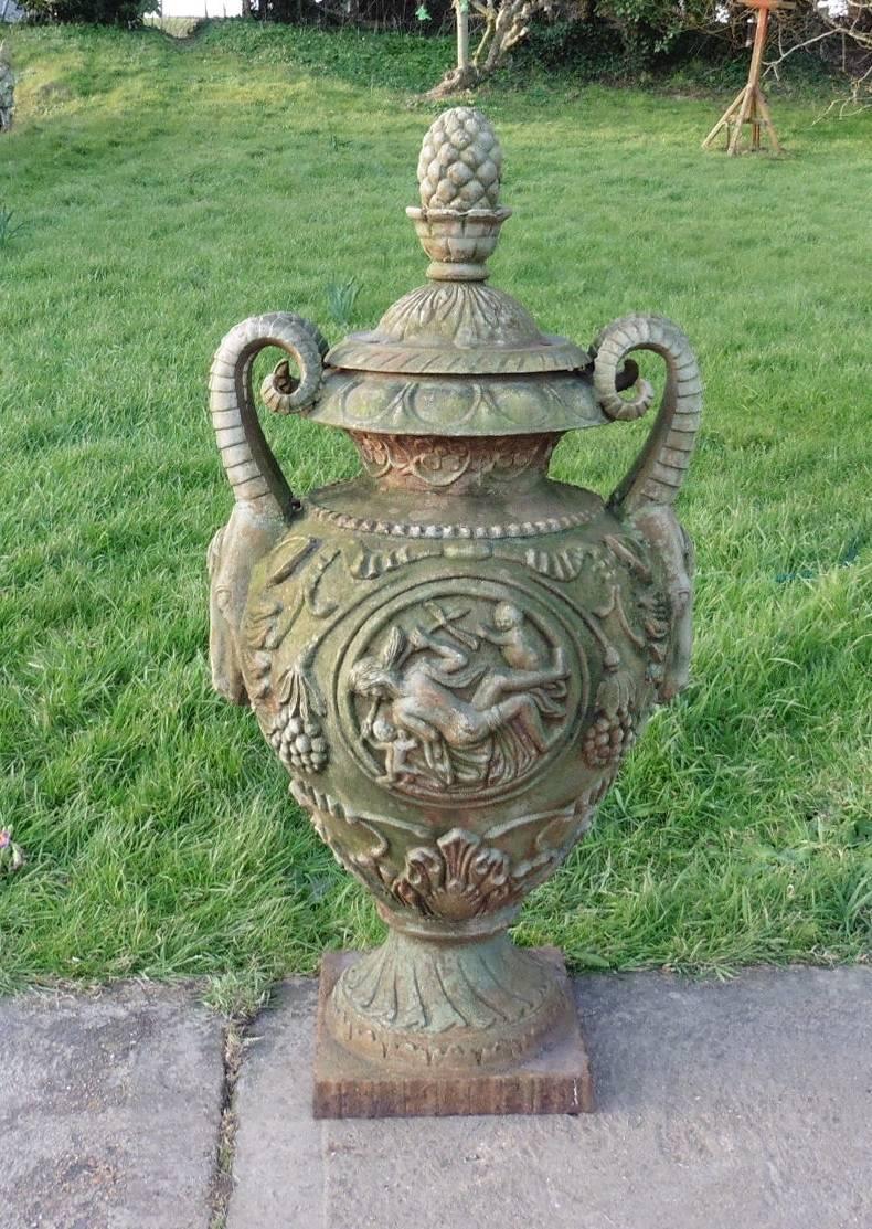 Large Cast Original Victorian Garden Iron Urn In Good Condition In Chillerton, Isle of Wight