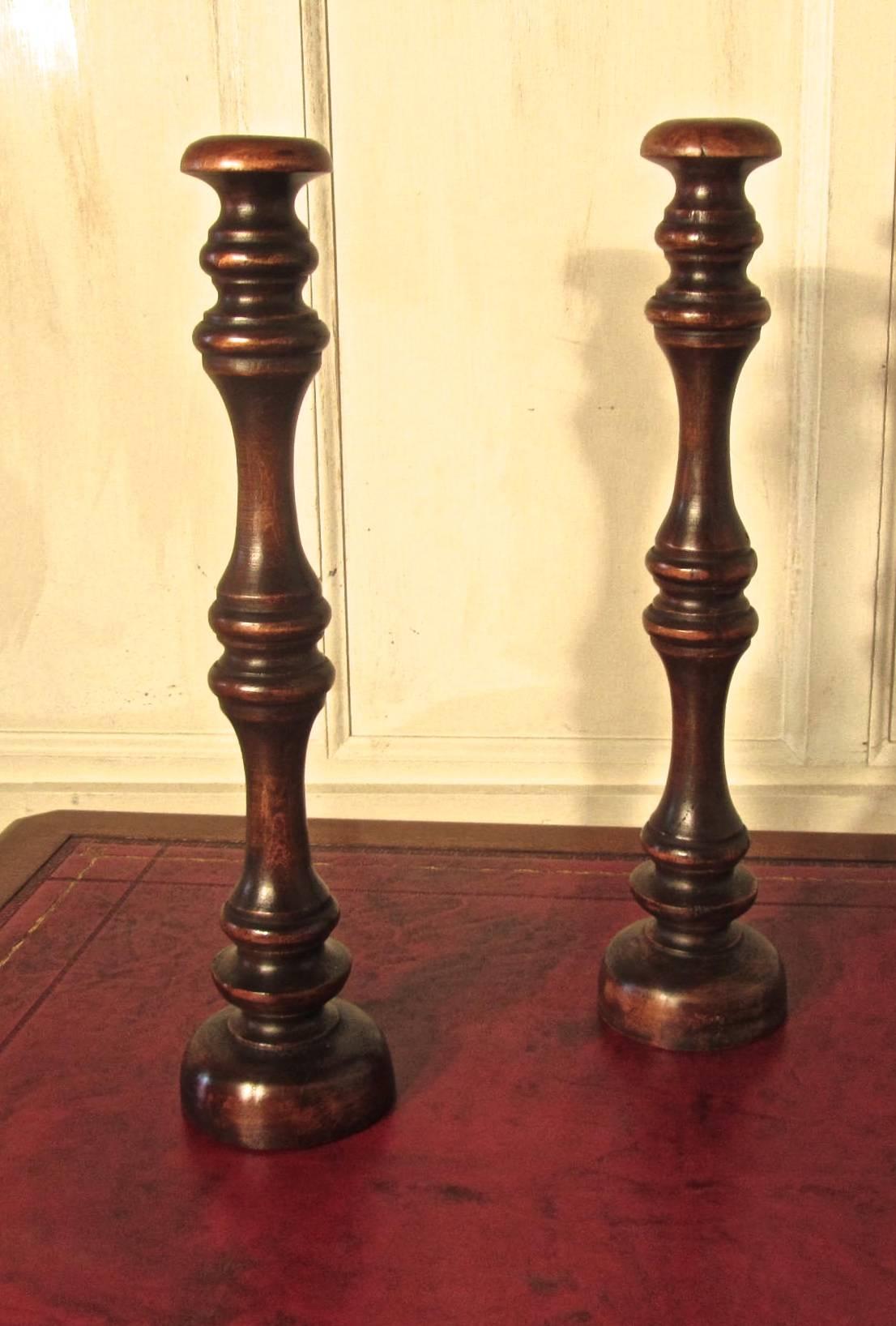 Dies ist ein hervorragendes hohes Paar gedrechselte Perückenständer aus Obstholz, sie stammen aus dem späten 19. Jahrhundert, sie haben eine lange einteilige gedrechselte aufrechte Säule mit einem gebogenen oberen Rest auf einem gedrechselten runden