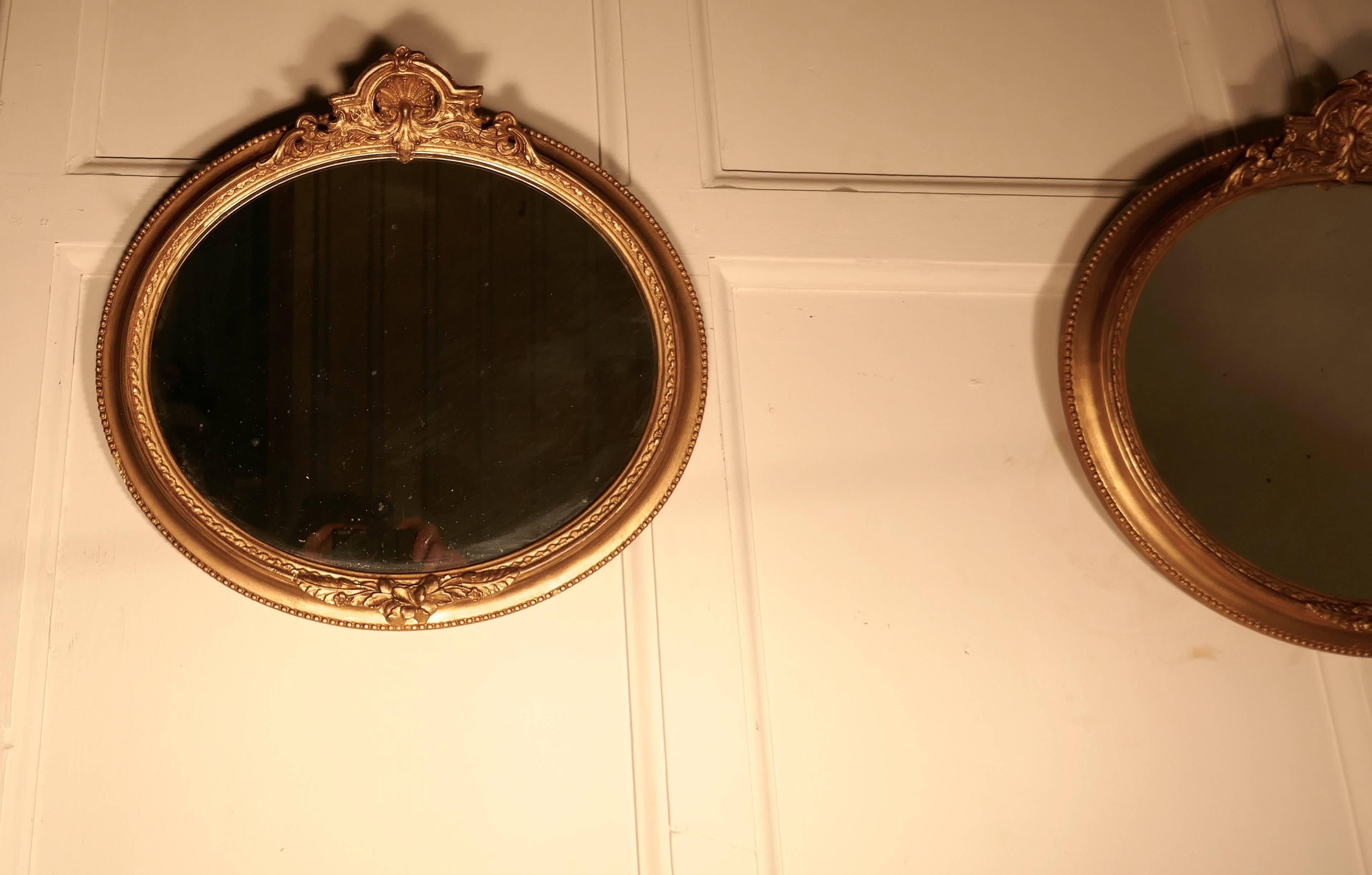 Fait main Rare paire de miroirs ovales dorés de style Régence du 19ème siècle en vente