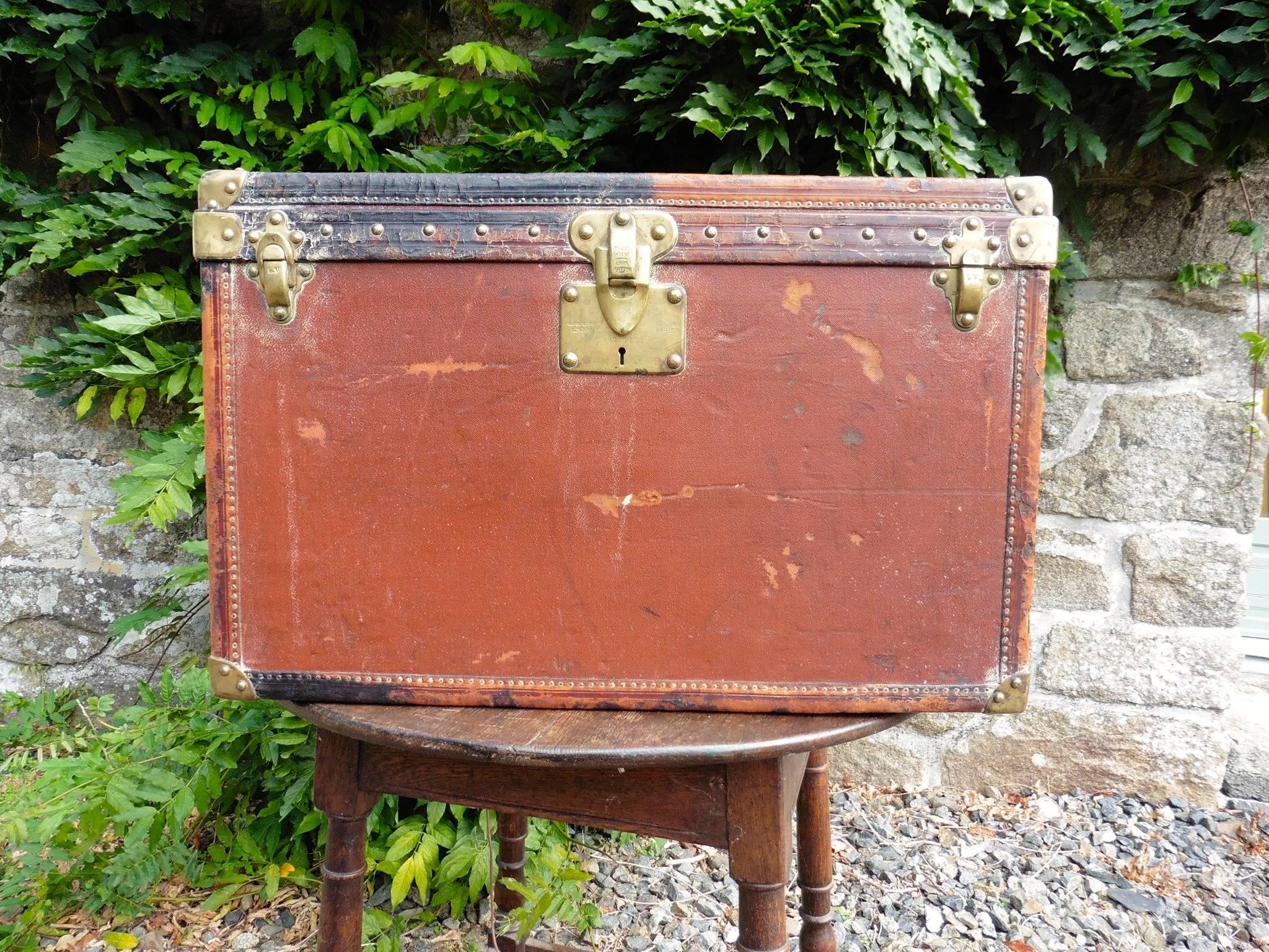 These two very rare suitcases date from 1900 and the very early 20th century

The steamer trunk is made in original orange canvas, leather and brass, the condition is used, there is a piece of one of the brass catches missing, and the quilted