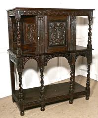 Armadio da corte in Oak intagliato del XVII secolo, armadio da livrea di dimensioni cottage