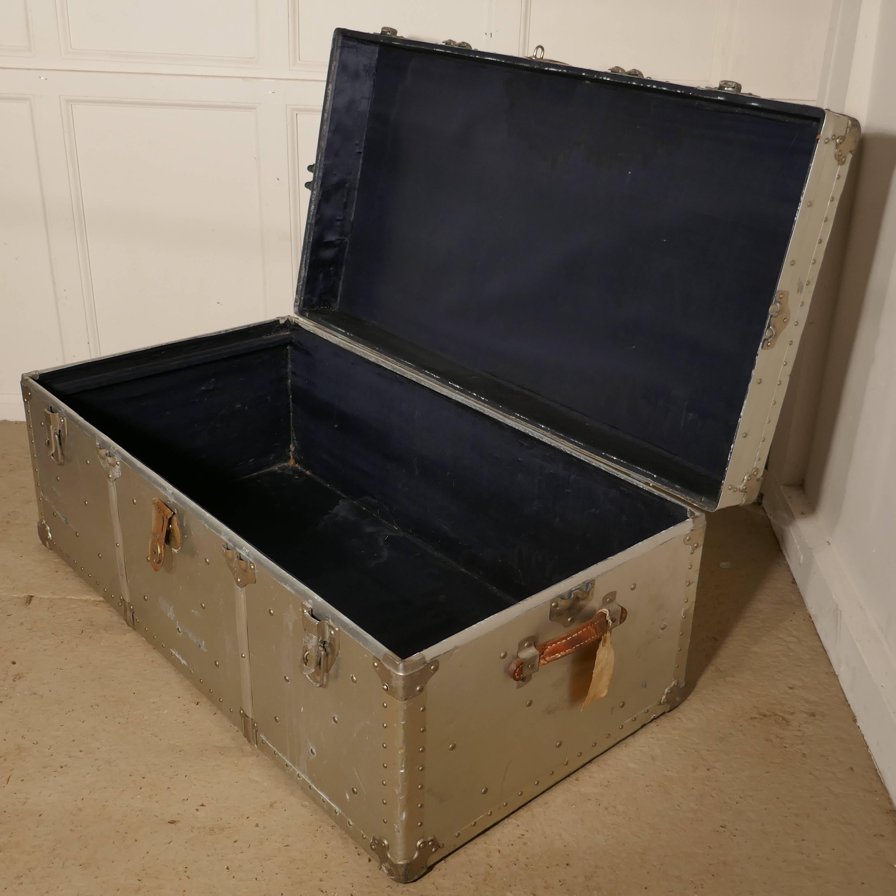 airline trunk