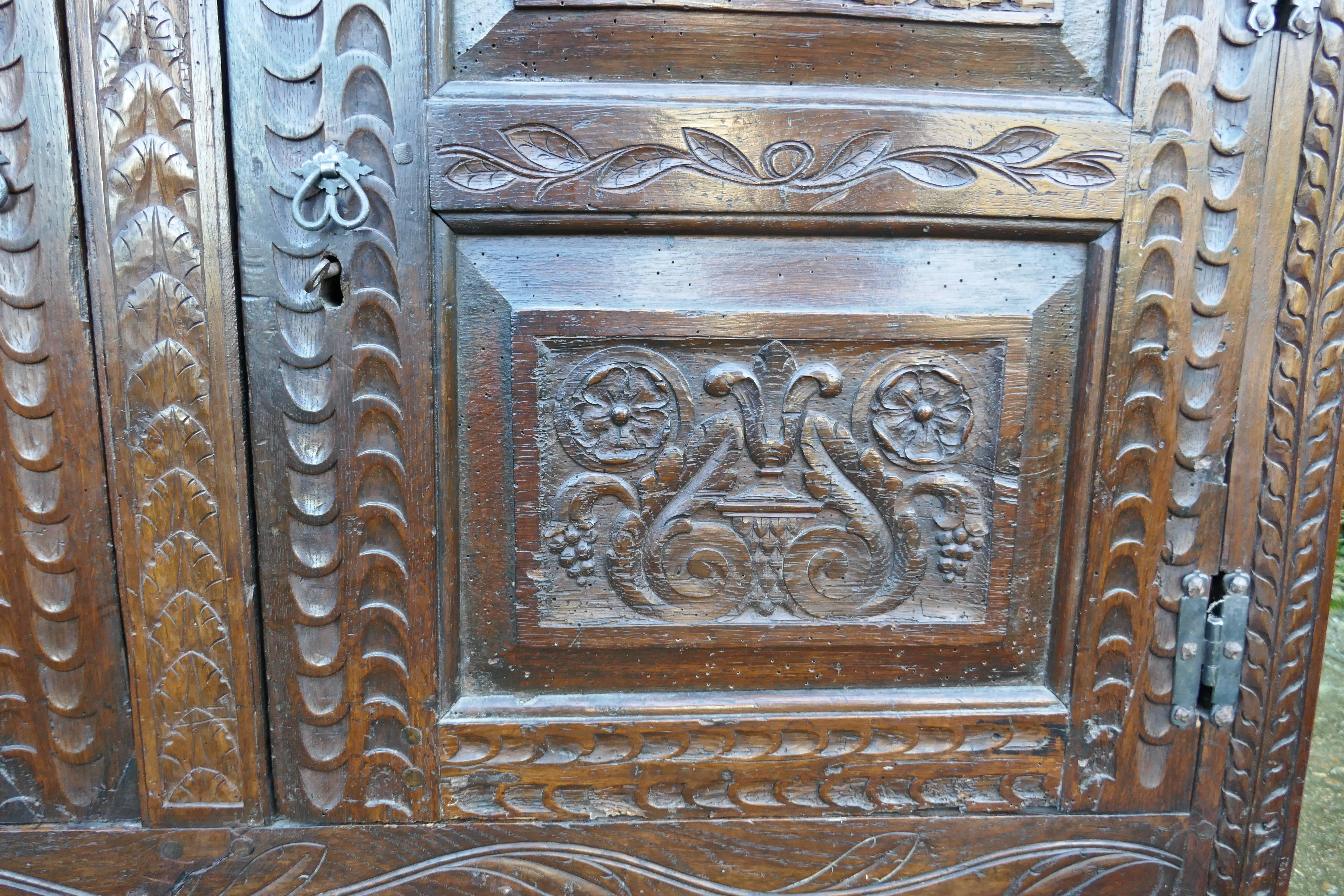 17th Century Carved Oak Court Cupboard, Cottage Livery Cupboard In Fair Condition In Chillerton, Isle of Wight