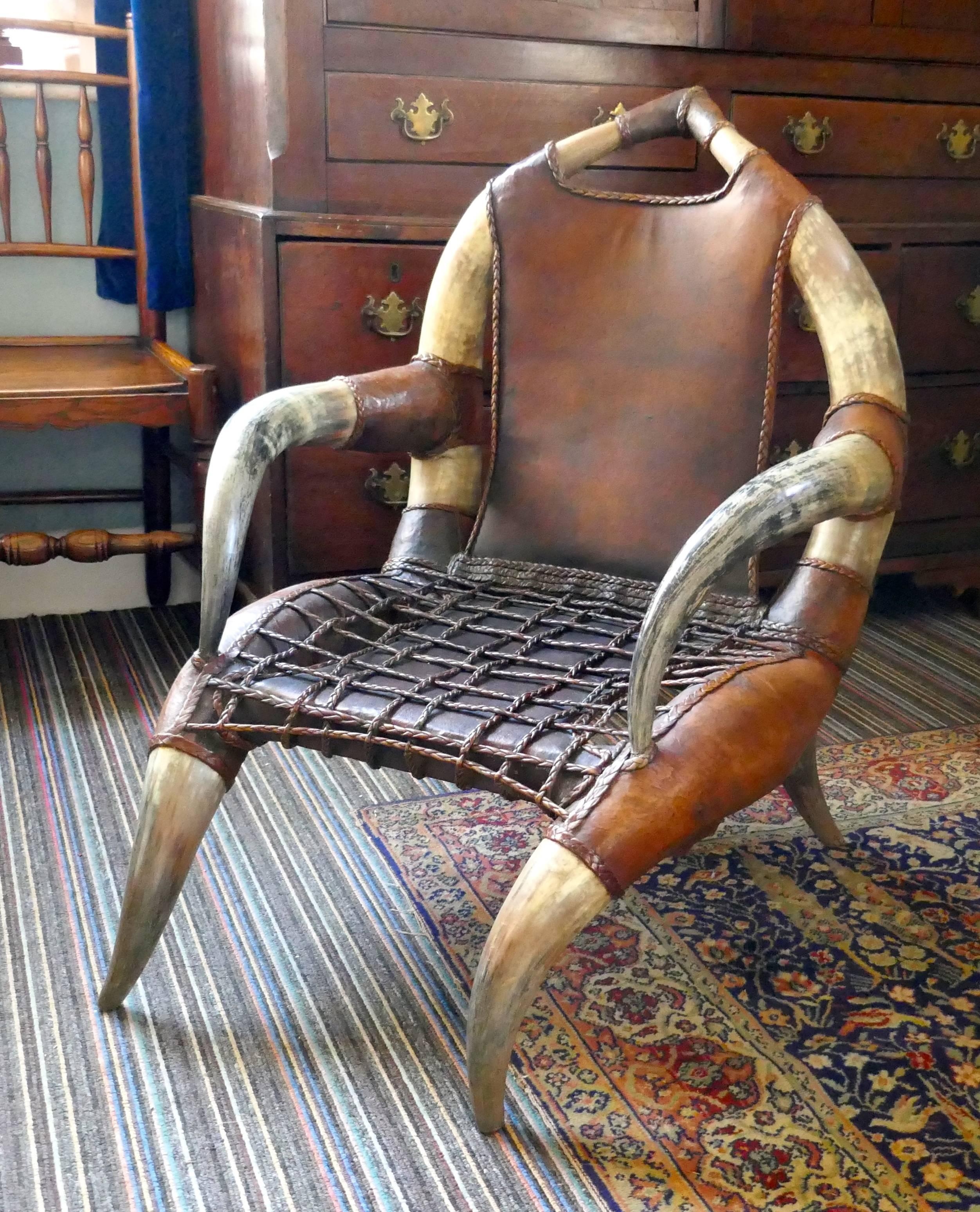 Primitif Paire de grands fauteuils africains anciens en cuir de corne de taureau ou de vache