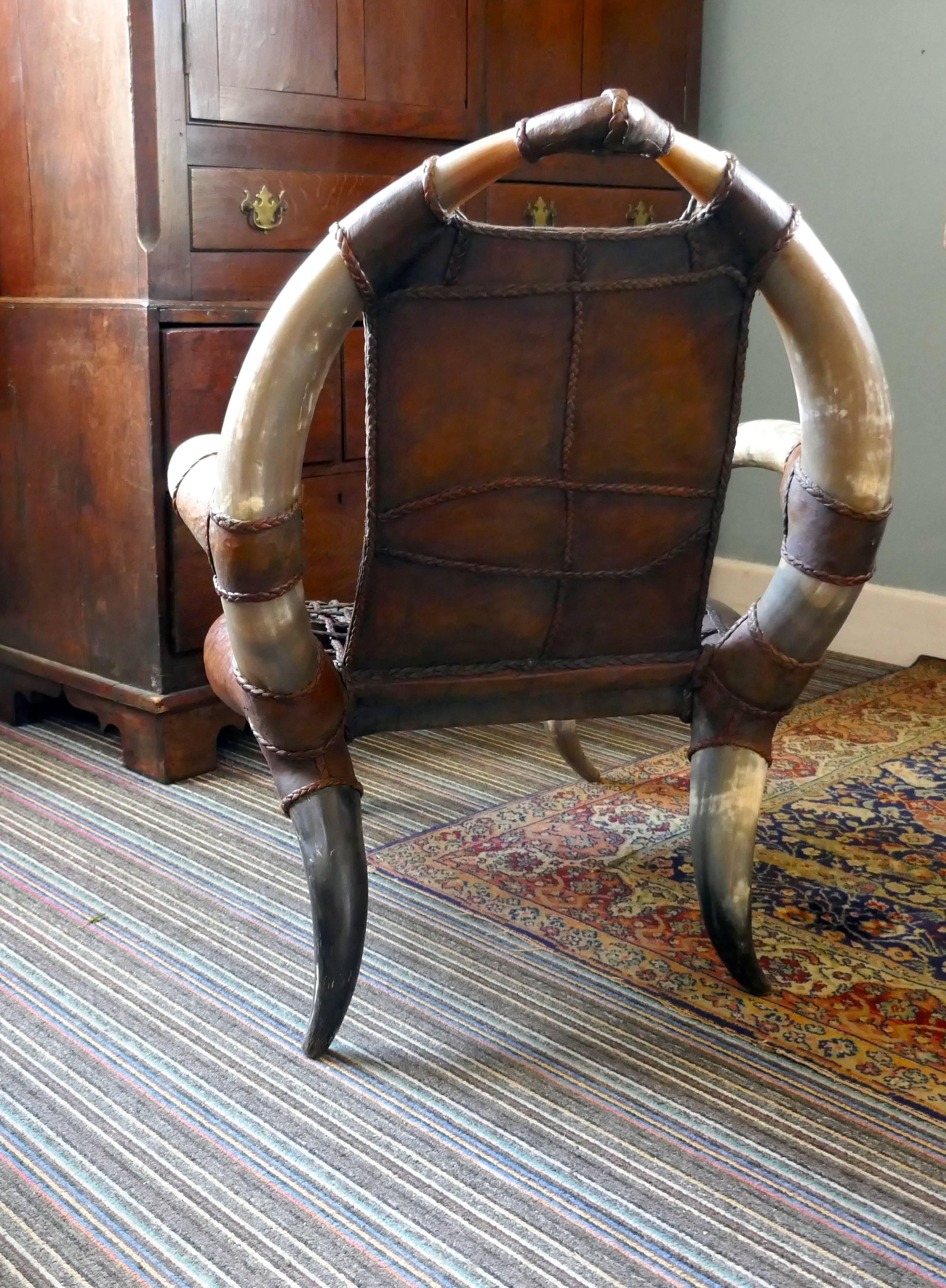 Kényan Paire de grands fauteuils africains anciens en cuir de corne de taureau ou de vache