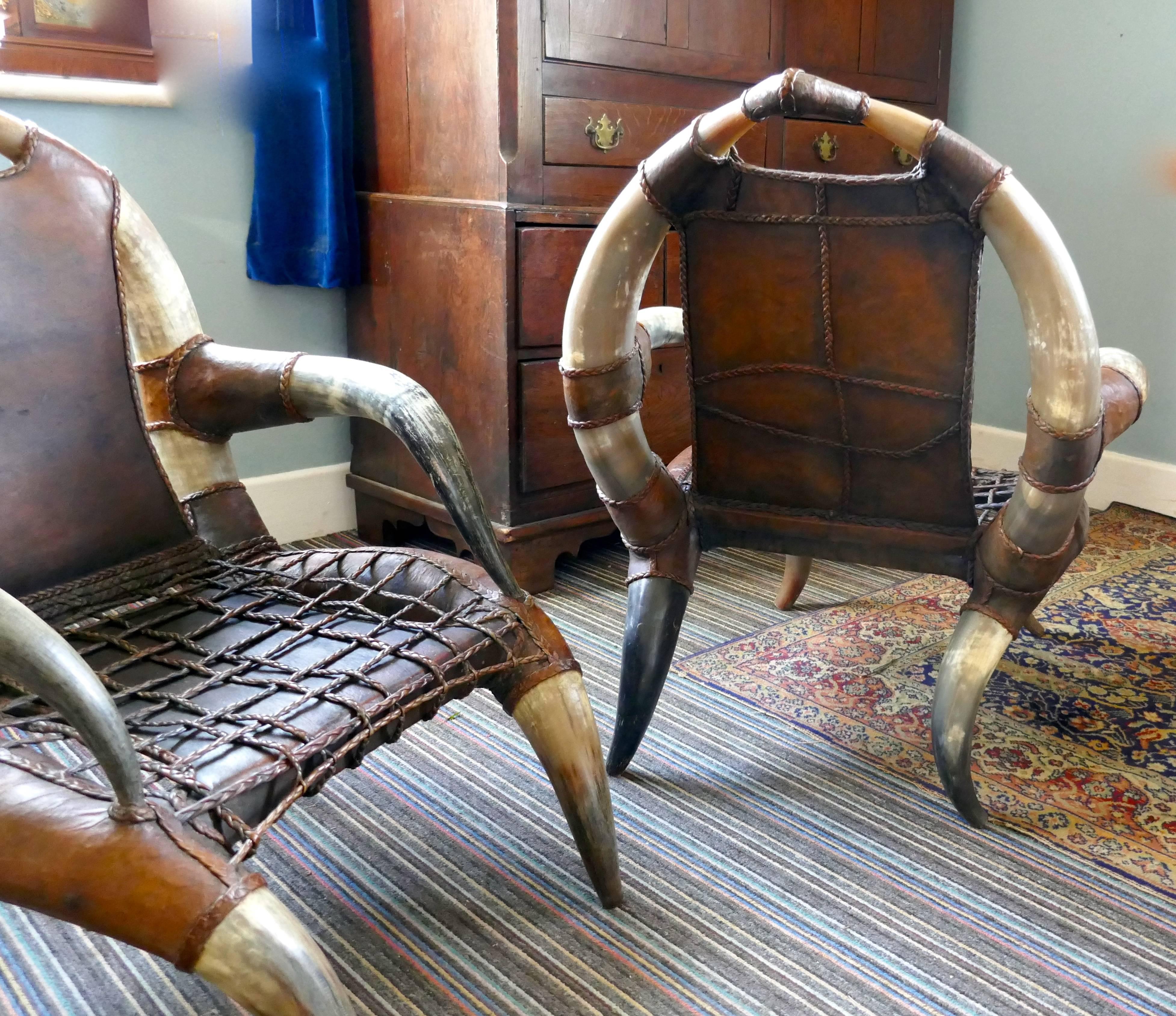 Fait main Paire de grands fauteuils africains anciens en cuir de corne de taureau ou de vache