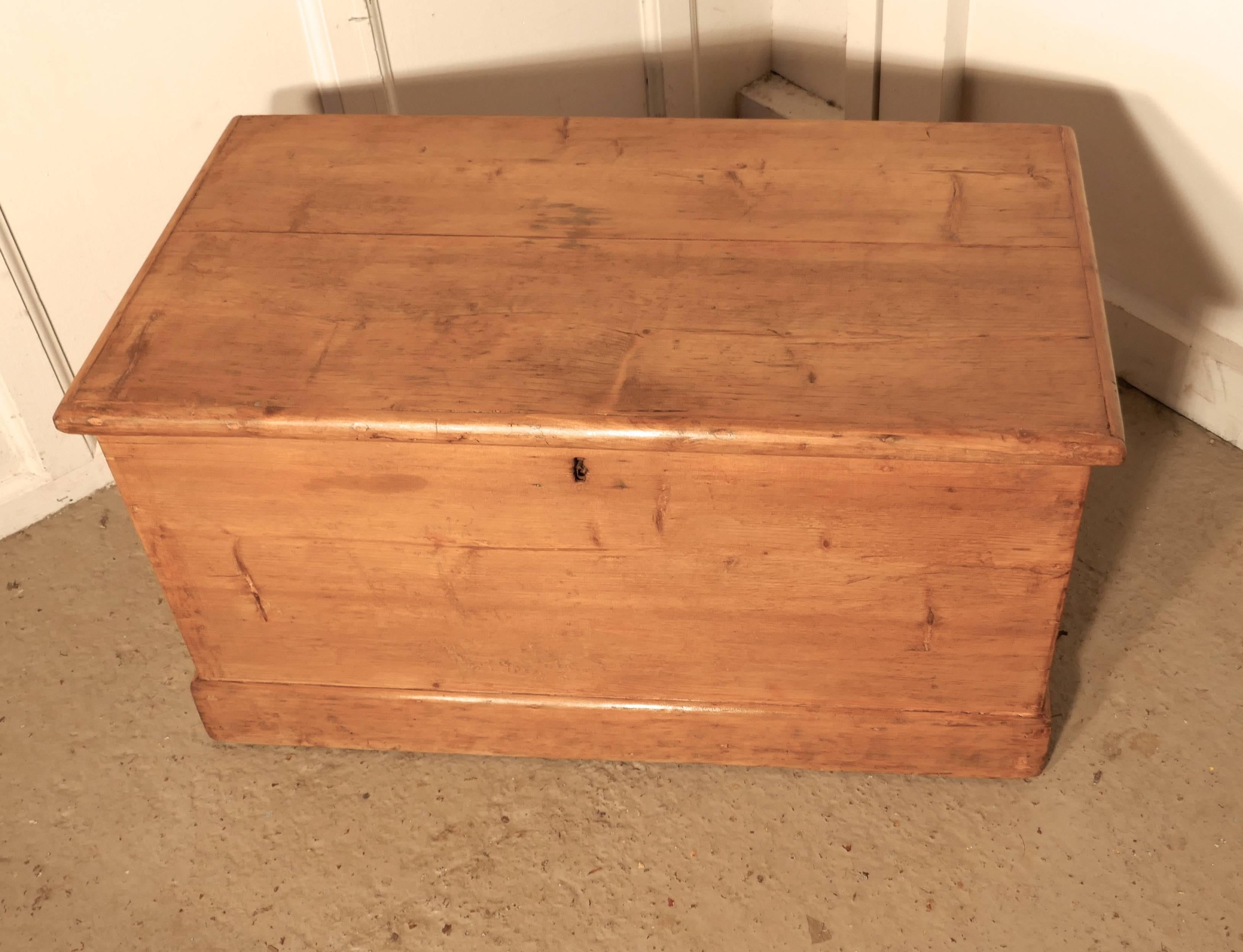 Victorian Pine Blanket Box or Coffee Table In Good Condition In Chillerton, Isle of Wight