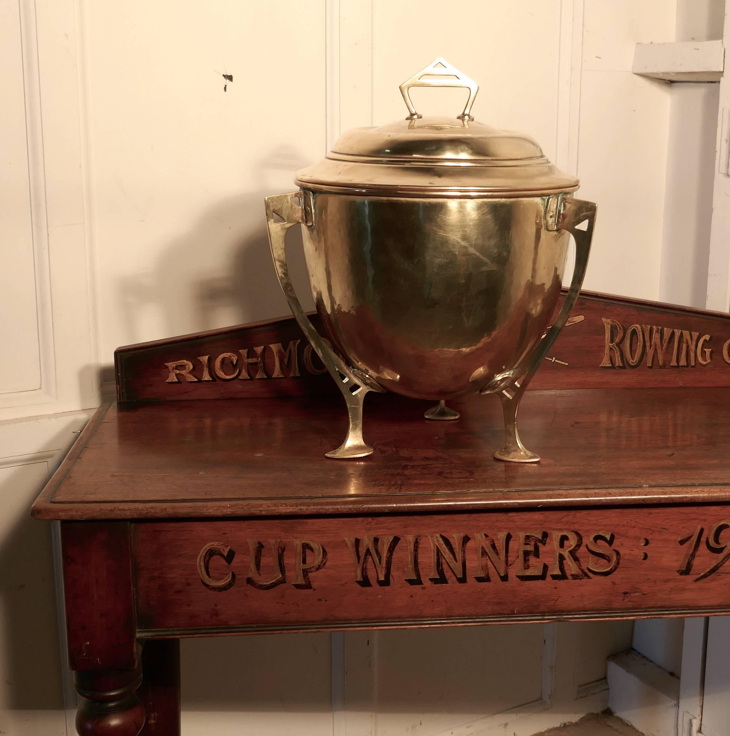 A super piece, the bucket looks like it has just come from the bar of a stylish cocktail bar. The ice Bucket stands on three leaf shaped feet, it has three corresponding handles and a snug fitting lid on top.
So a good size and whether to grace