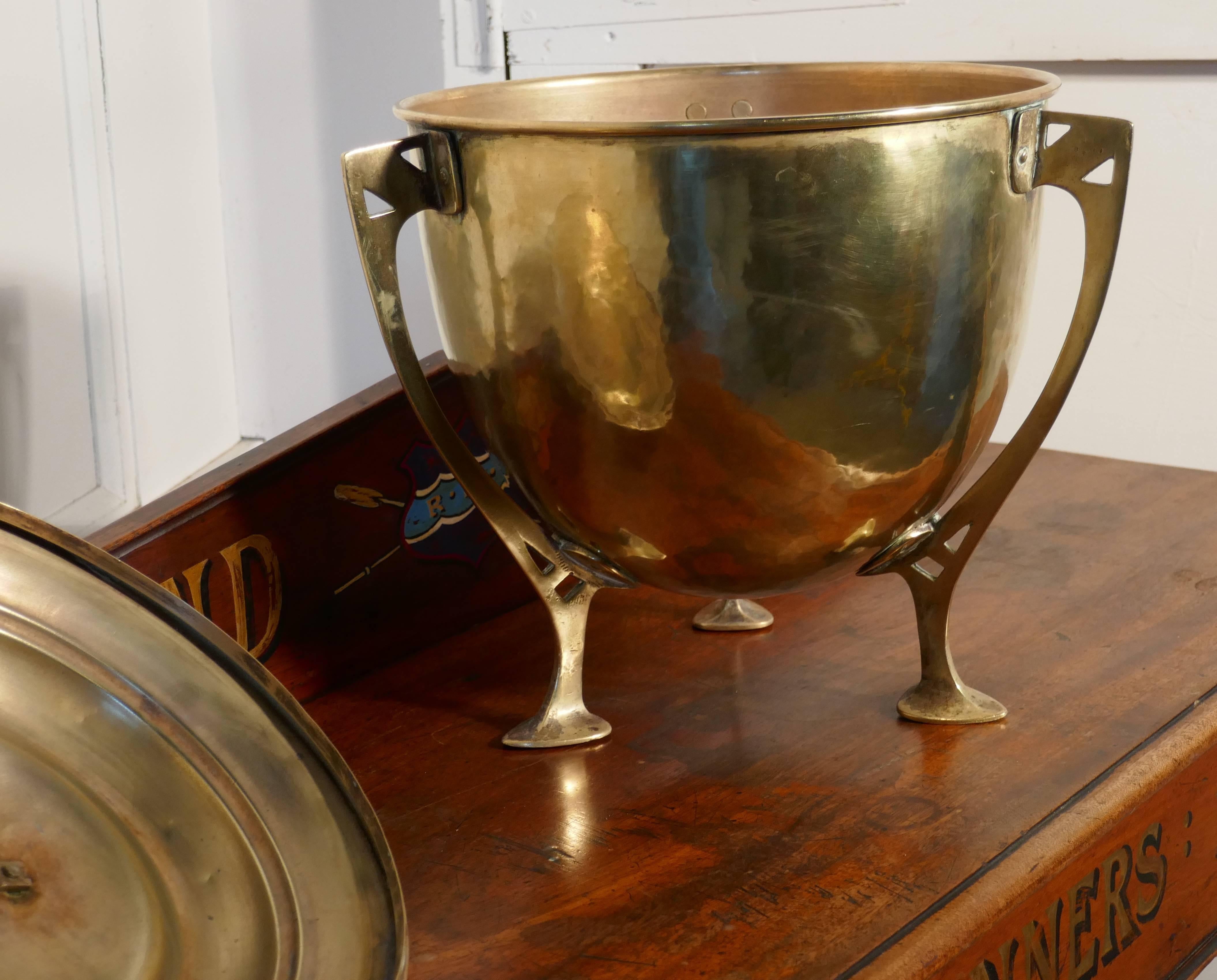 Arts and Crafts Brass Ice Bucket Champagne Wine Cooler In Good Condition In Chillerton, Isle of Wight
