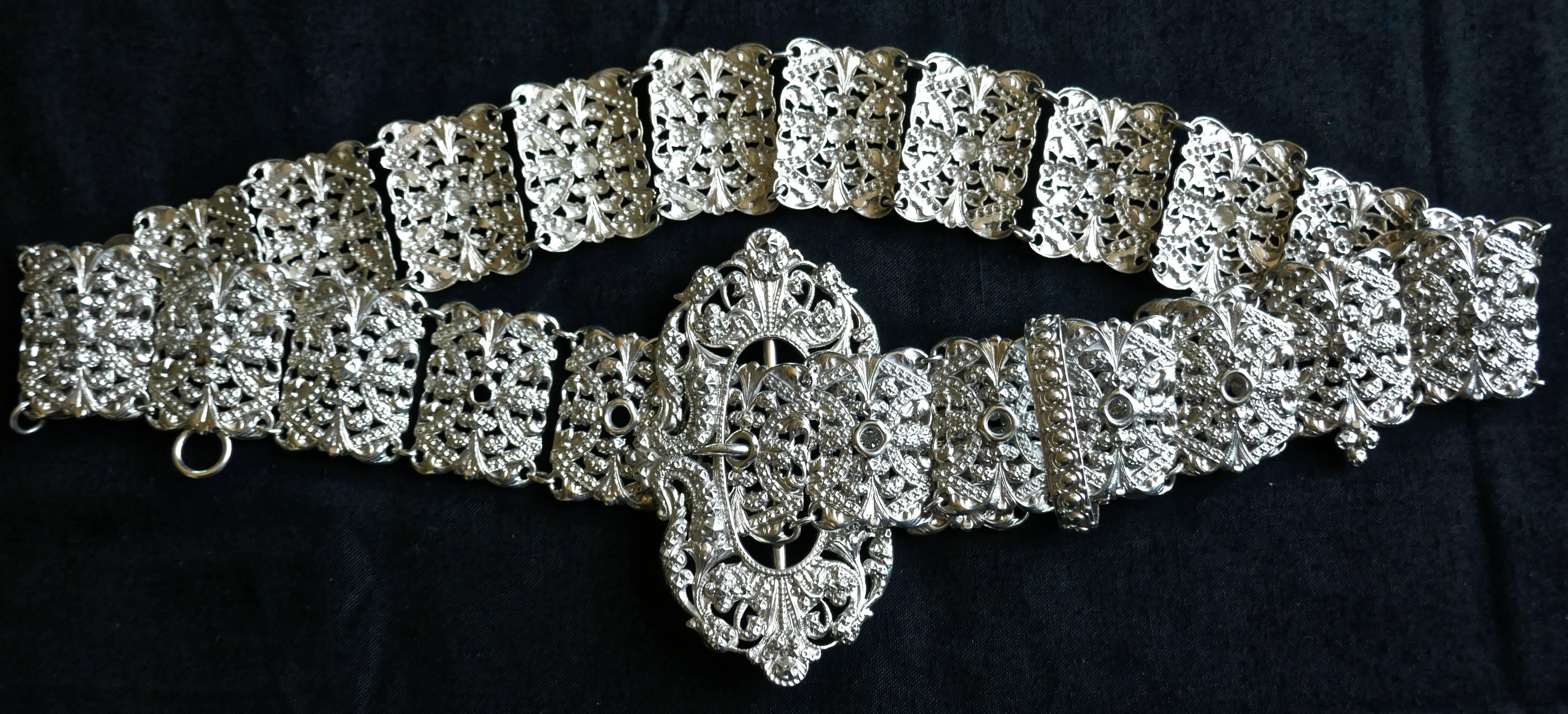 French Arts and Crafts silver belt, articulated links with chatelaine ring

This is a stunning, piece, the belt is composed of 27, measure: 3.5cm x 2.5cm repousse links joined to an oval buckle with a central vertical bar. The detail is exquisite,