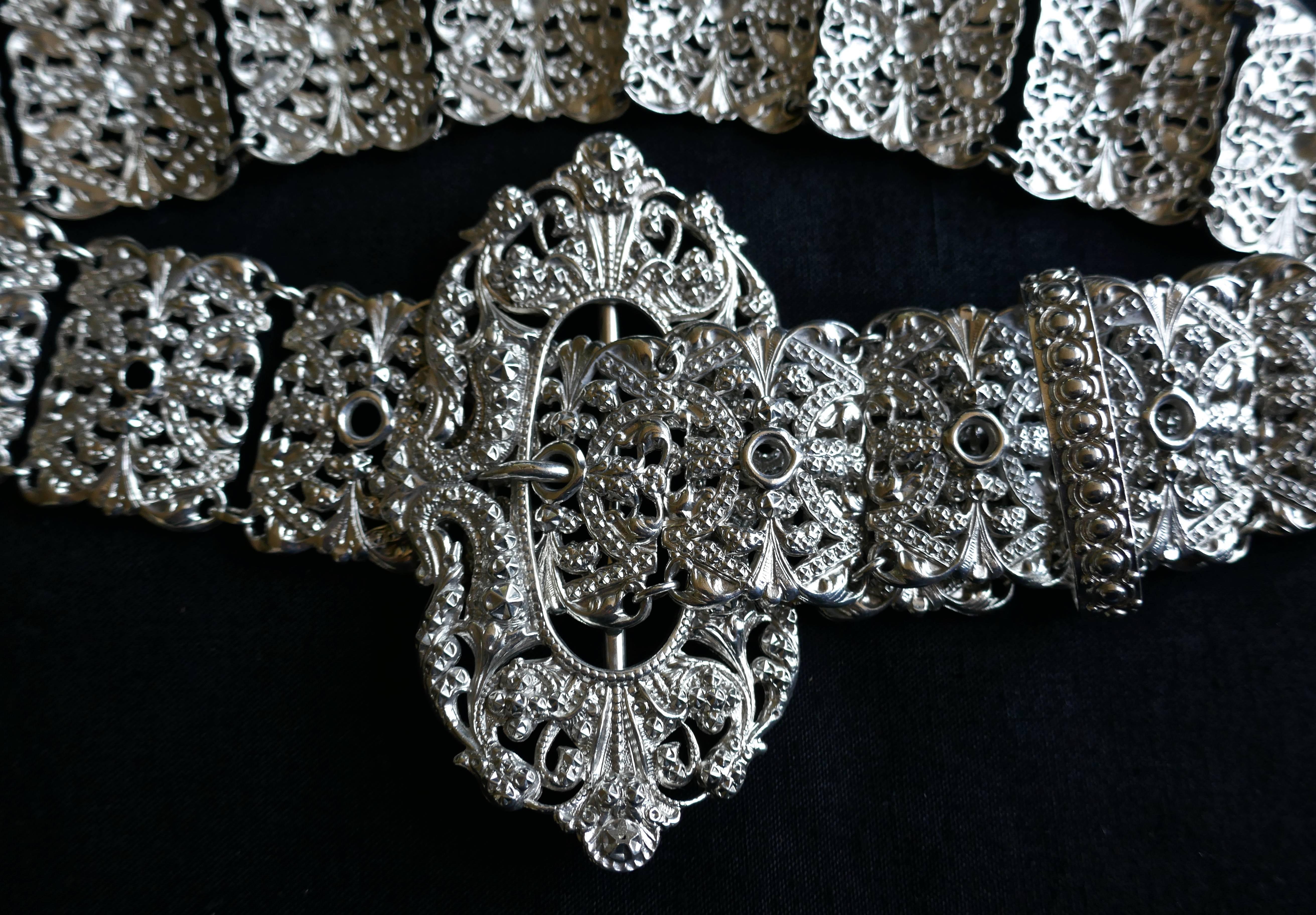 French Arts and Crafts Silver Belt, Articulated Links with Chatelaine Ring In Good Condition For Sale In Chillerton, Isle of Wight