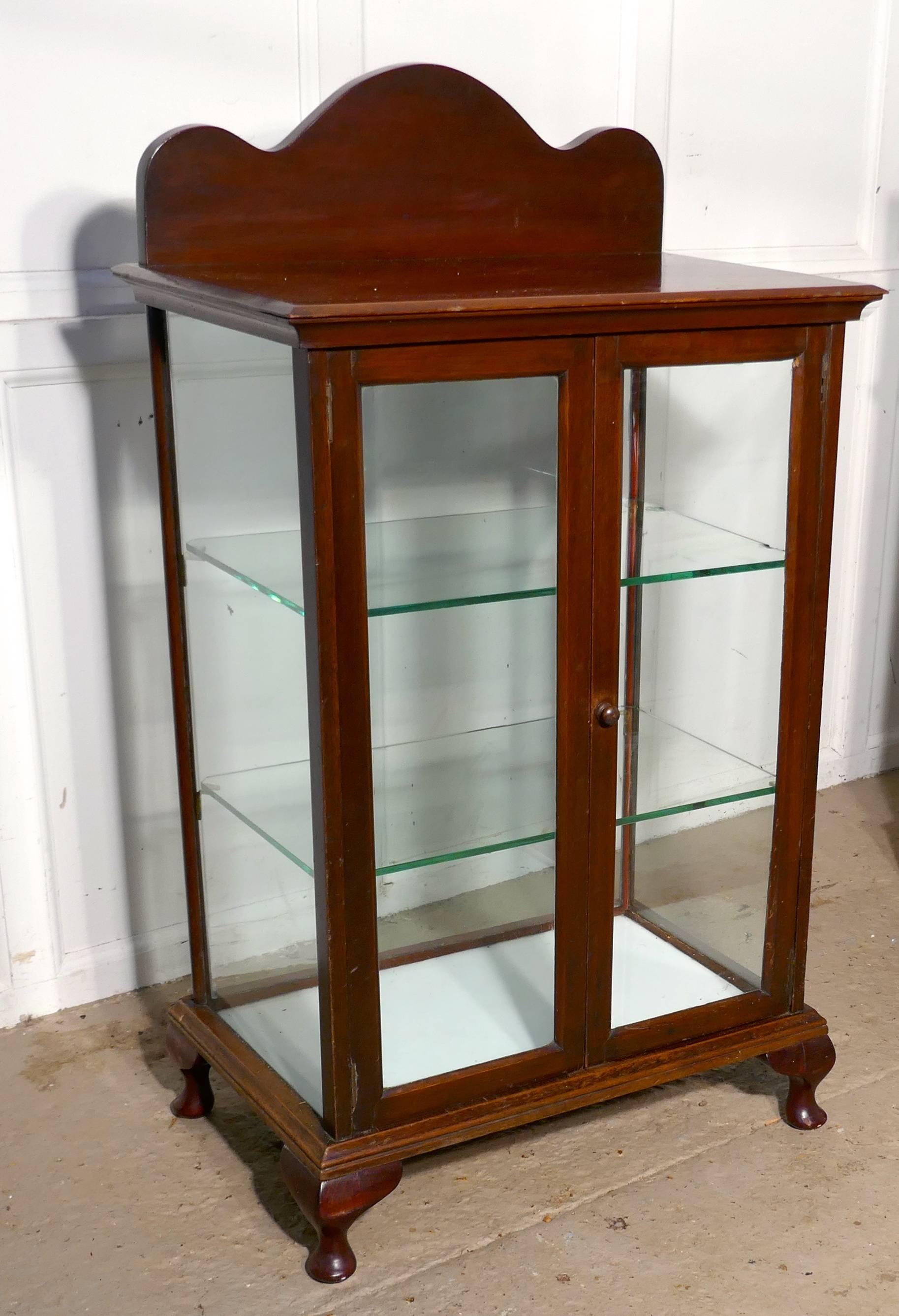 McVitie & Price cake shop display cabinet

This glazed advertising shop display cabinet is made in mahogany, the cabinet has a rather grand curving gallery and is set on little Cabriole feet. The gallery is inset with a mirrored sign of gold
