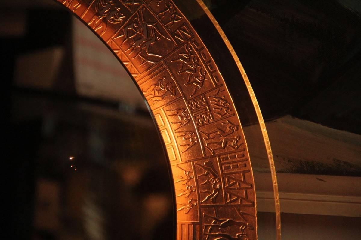 Specchio da parete M. Furgeri italiano di metà secolo, specchio illuminato con decoro egiziano, eleganza unica nel suo genere, il vetro è concavo come si vede nelle foto.