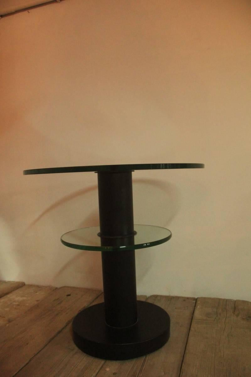 Élégante table basse Gio Ponti pour Fontana Arte, années 1960,
Il est composé de deux dalles circulaires en verre épais, et d'un support central en métal laqué noir, présente de petites rayures dues à l'expérience.