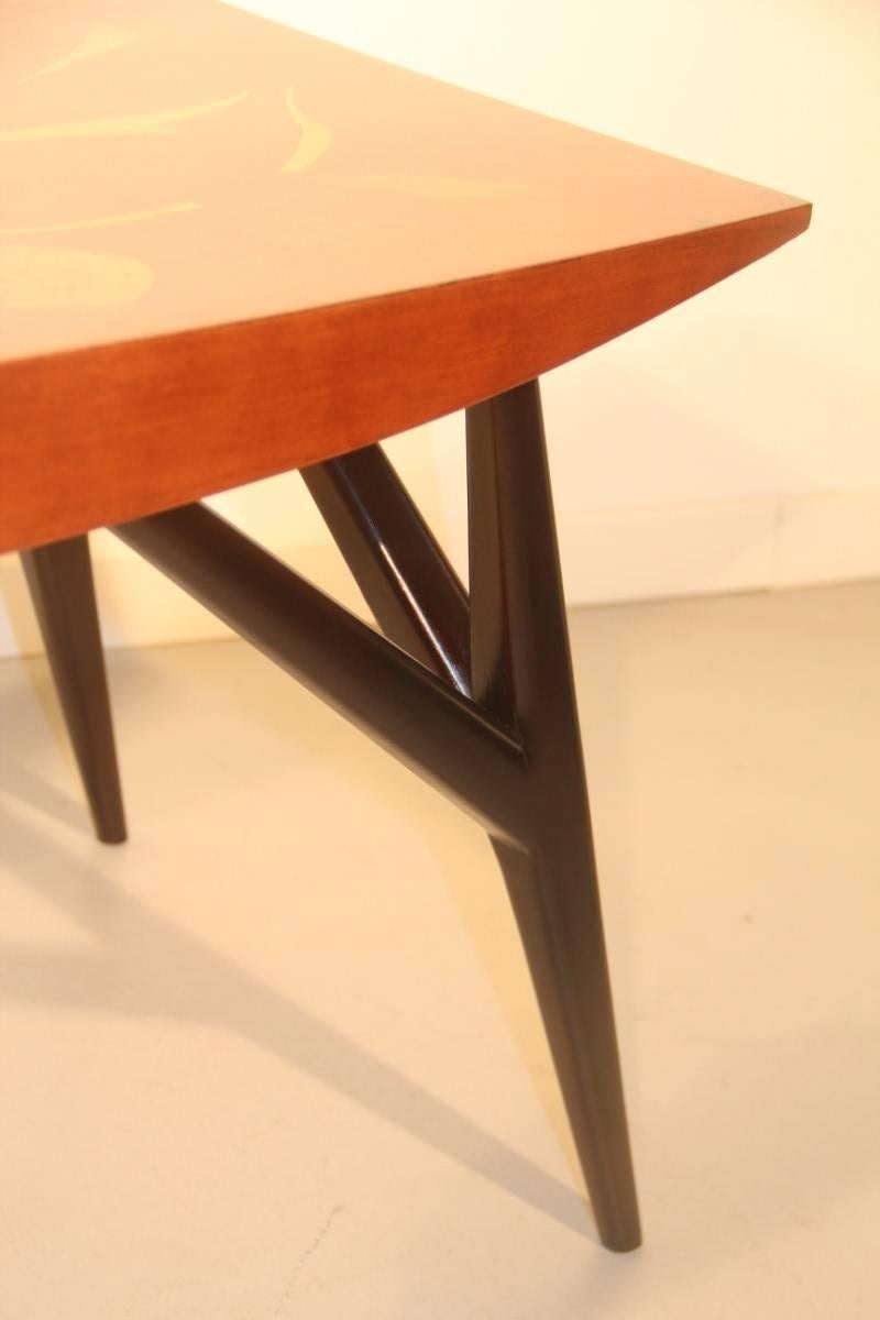 Coffee table Luigi Scremin Minimalist forms the 1940s, top made with inlays of precious woods of futuristic shape, very linear legs and their Minimalist forms, art work of masters have now disappeared.