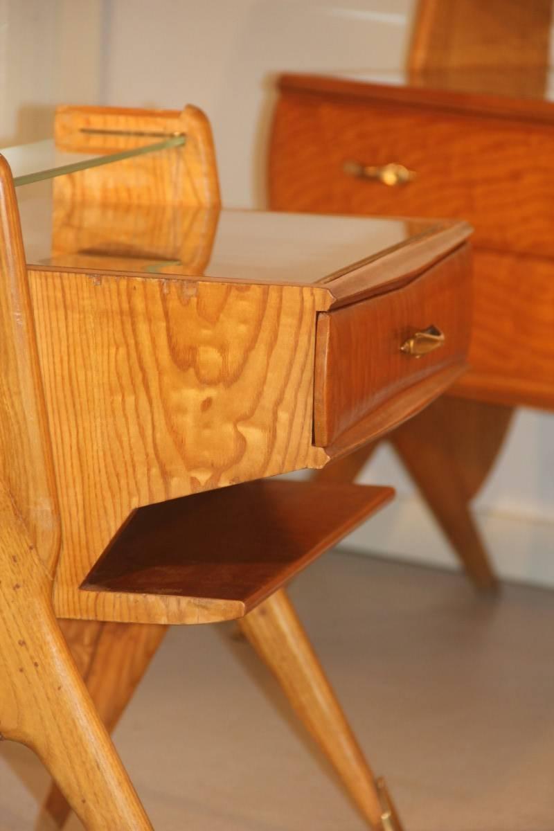 Chest of drawers and bedside tables Lissone, 1950s, Italian design, light wood maple, modern lines and design, feet with brass shoes, elegance and prestige for this Cantu art furniture.
Measures: Drawers height 70 cm, width cm 190, cm 47 depth cm