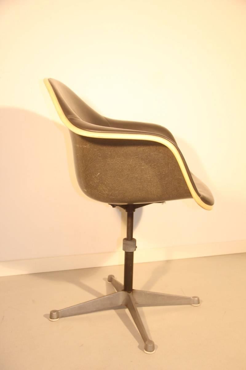 Mid-Century Modern Resin Production Chair Herman Miller Design Ray & Charles Eames STYLE For Sale