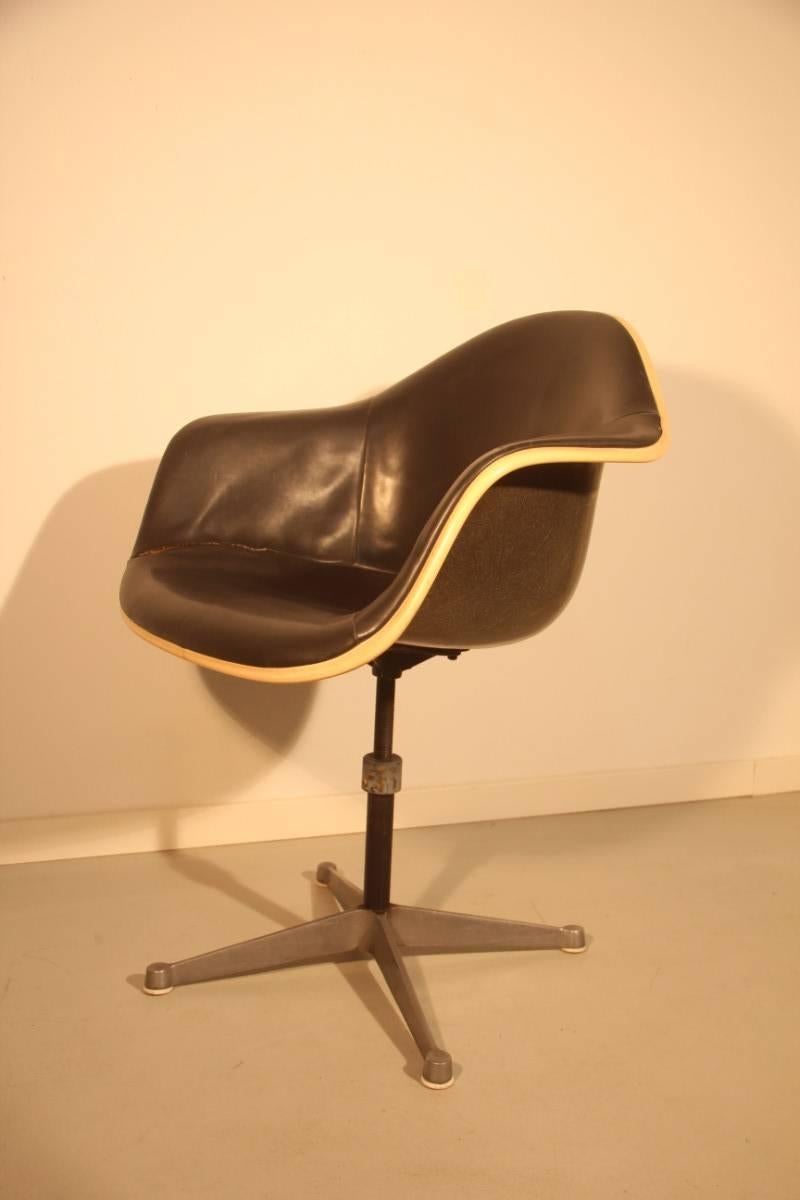 Resin Production Chair Herman Miller Design Ray & Charles Eames STYLE In Fair Condition For Sale In Palermo, Sicily