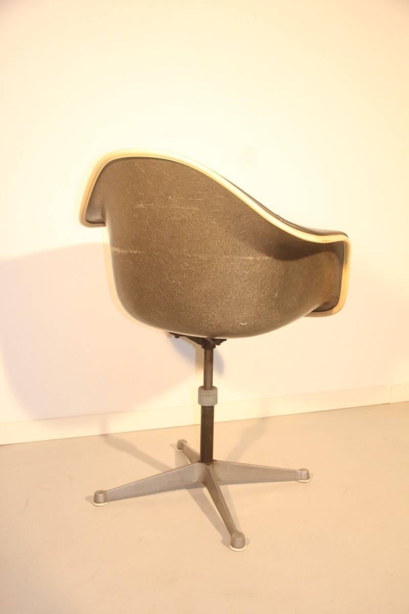 Mid-20th Century Resin Production Chair Herman Miller Design Ray & Charles Eames STYLE For Sale