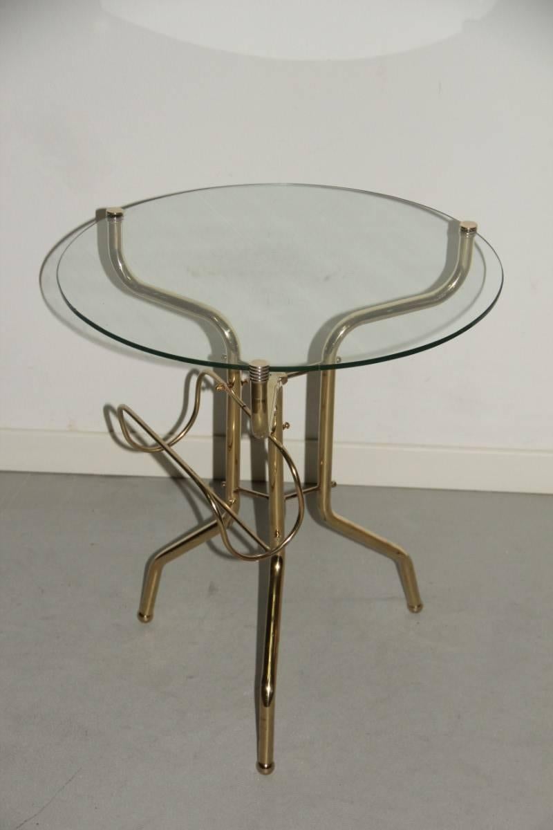 Table basse en laiton tubulaire porte-revues.