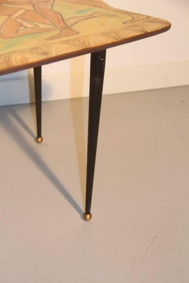Mesa de centro procesamiento italiano de mediados de siglo decalage, escenas de grafitos egipcios, acabado de resina.