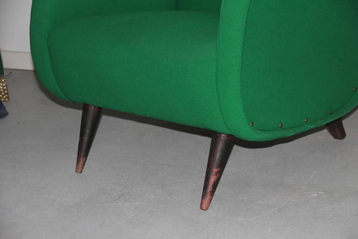 Paire de fauteuils italiens de design du milieu du siècle dernier à pieds en bois vert Paolo Buffa en vente 3