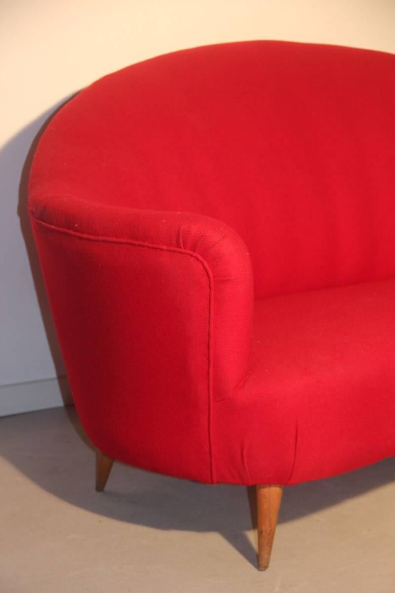 Mid-Century Modern Canapé rouge incurvé du milieu du siècle avec pieds en bois de design italien des années 1950 en vente