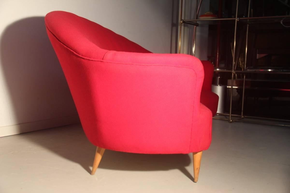 Rotes geschwungenes Sofa mit Holzfüßen im italienischen Design aus der Mitte des Jahrhunderts 1950er Jahre im Zustand „Hervorragend“ im Angebot in Palermo, Sicily