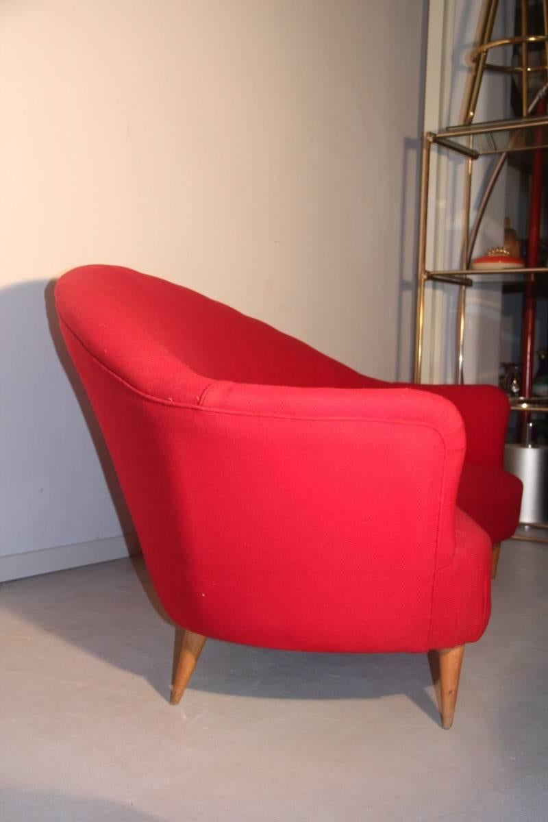 Rotes geschwungenes Sofa mit Holzfüßen im italienischen Design aus der Mitte des Jahrhunderts 1950er Jahre (Italienisch) im Angebot