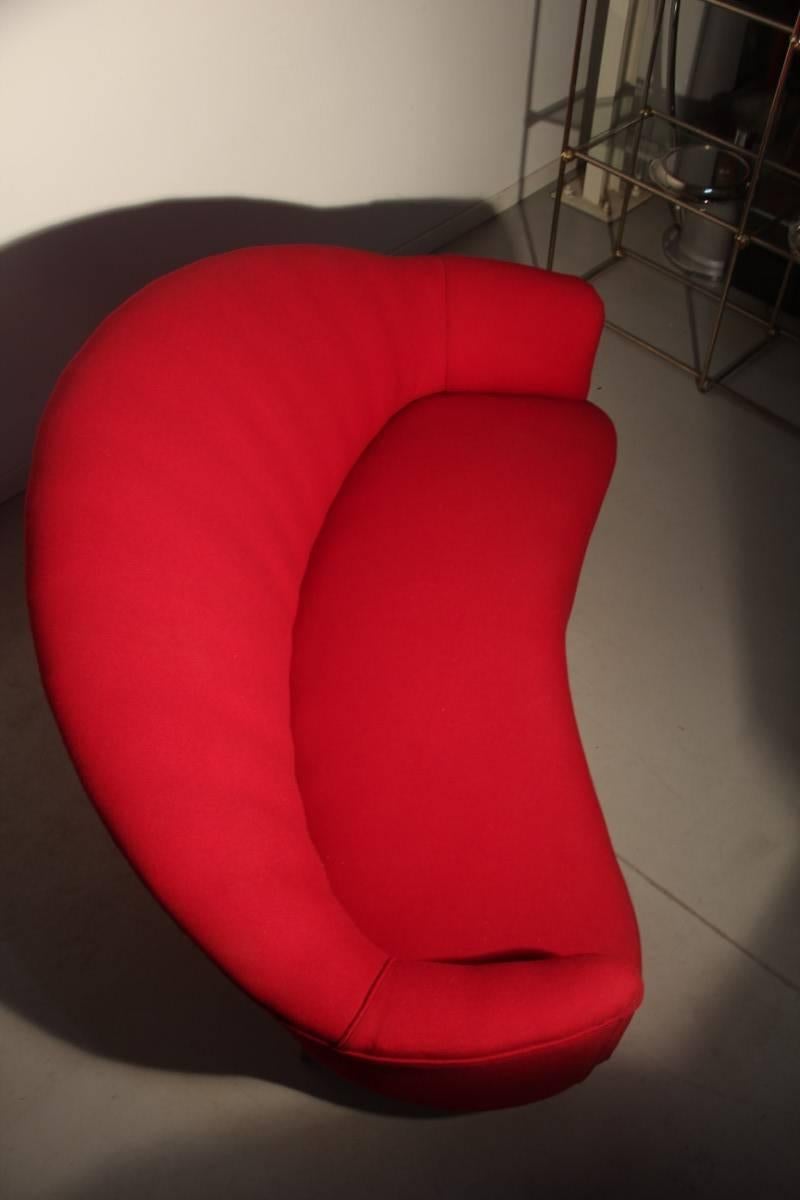 Mid-Century Red Curved Sofa 1950s Italian Design Wood Feet In Excellent Condition For Sale In Palermo, Sicily