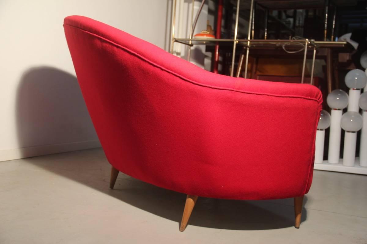 Canapé rouge incurvé du milieu du siècle avec pieds en bois de design italien des années 1950 en vente 2