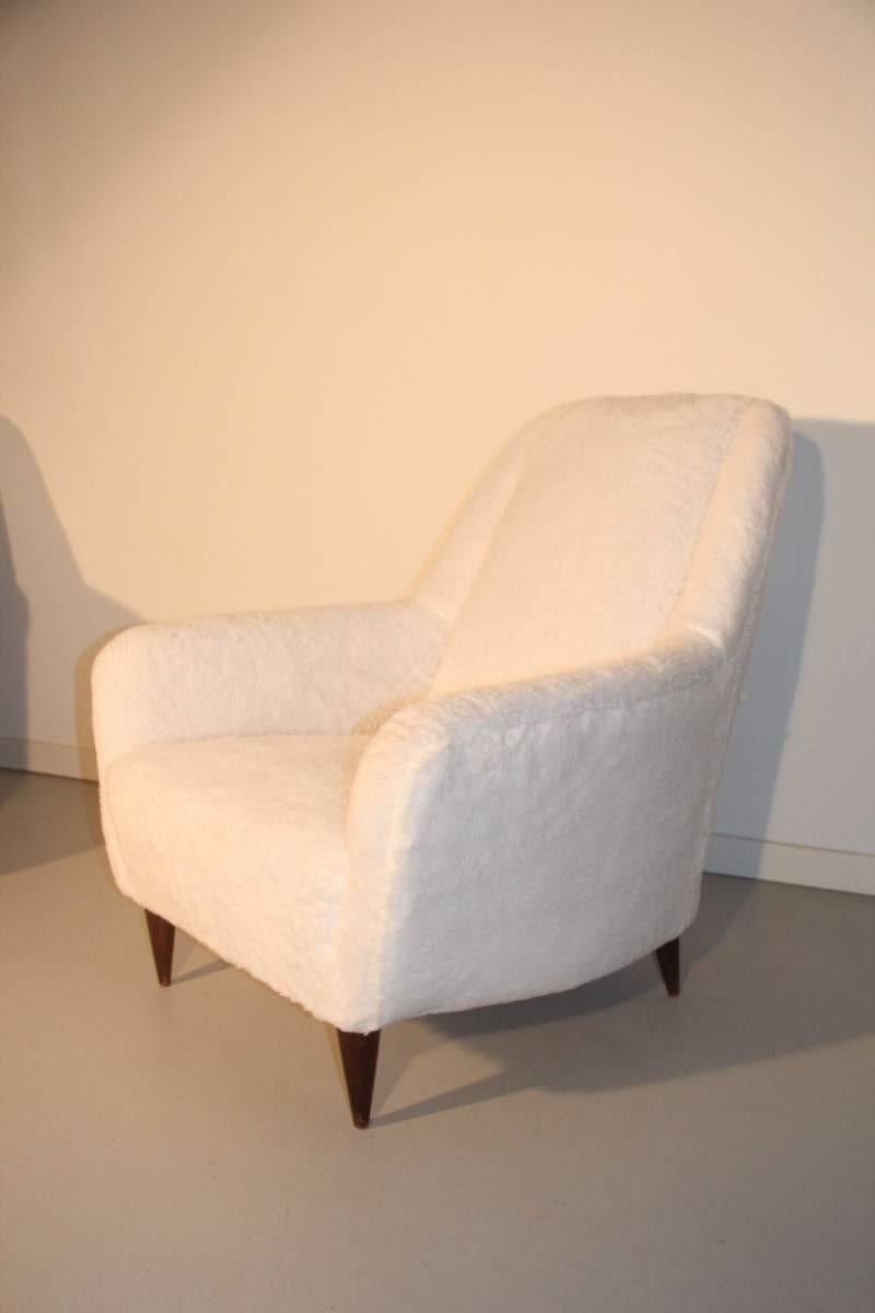 Pair of Mid-Century Italian Armchairs, 1950s White Peluche Plush In Good Condition In Palermo, Sicily