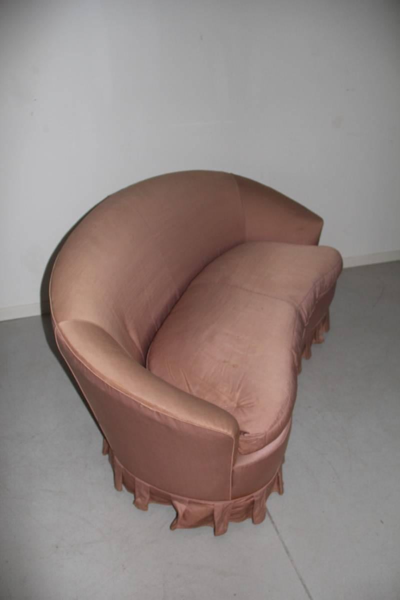 Elegant Mid-Century Italian Design Sofa Curved  Pink Wood Feat  In Good Condition In Palermo, Sicily