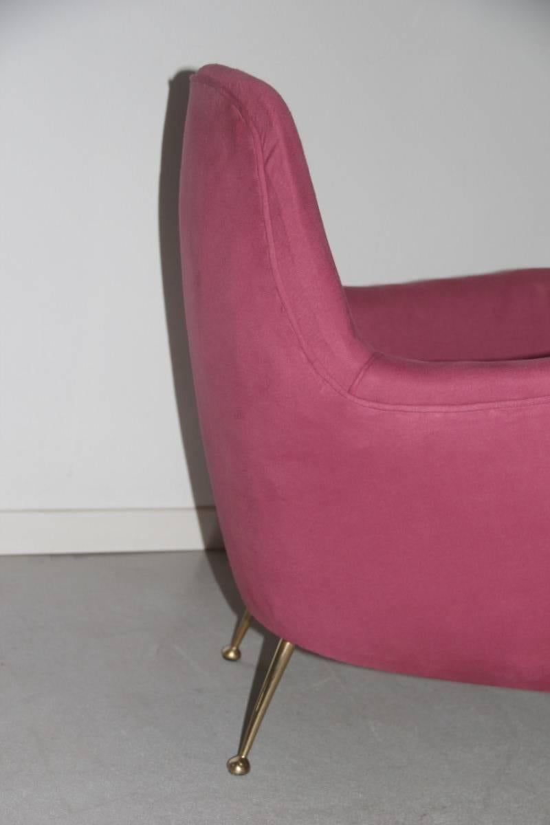 Elegant pair armchairs Italian Mid-Century design, feet in solid brass, velvet fabric purple. Elegant special and delicious. Italian original design of the 1950s.
Very reminiscent of the style of the great master Gio Ponti.