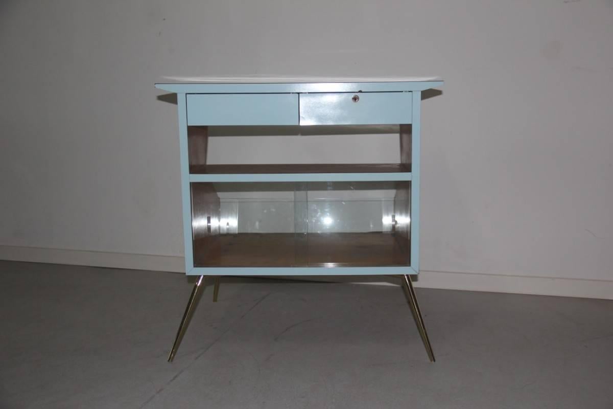 Desk laminate, 1950 Italian furniture especially Gio Ponti Attributed,

made of colored laminate, brass legs spiked, and glass, presents in the laminate floor a few small scratches and stains, the original of its time and we clean condition feet