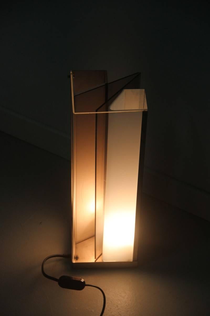 Sculpture Minimalist table lamp attributed to new lamp, 1970 Pop Art.