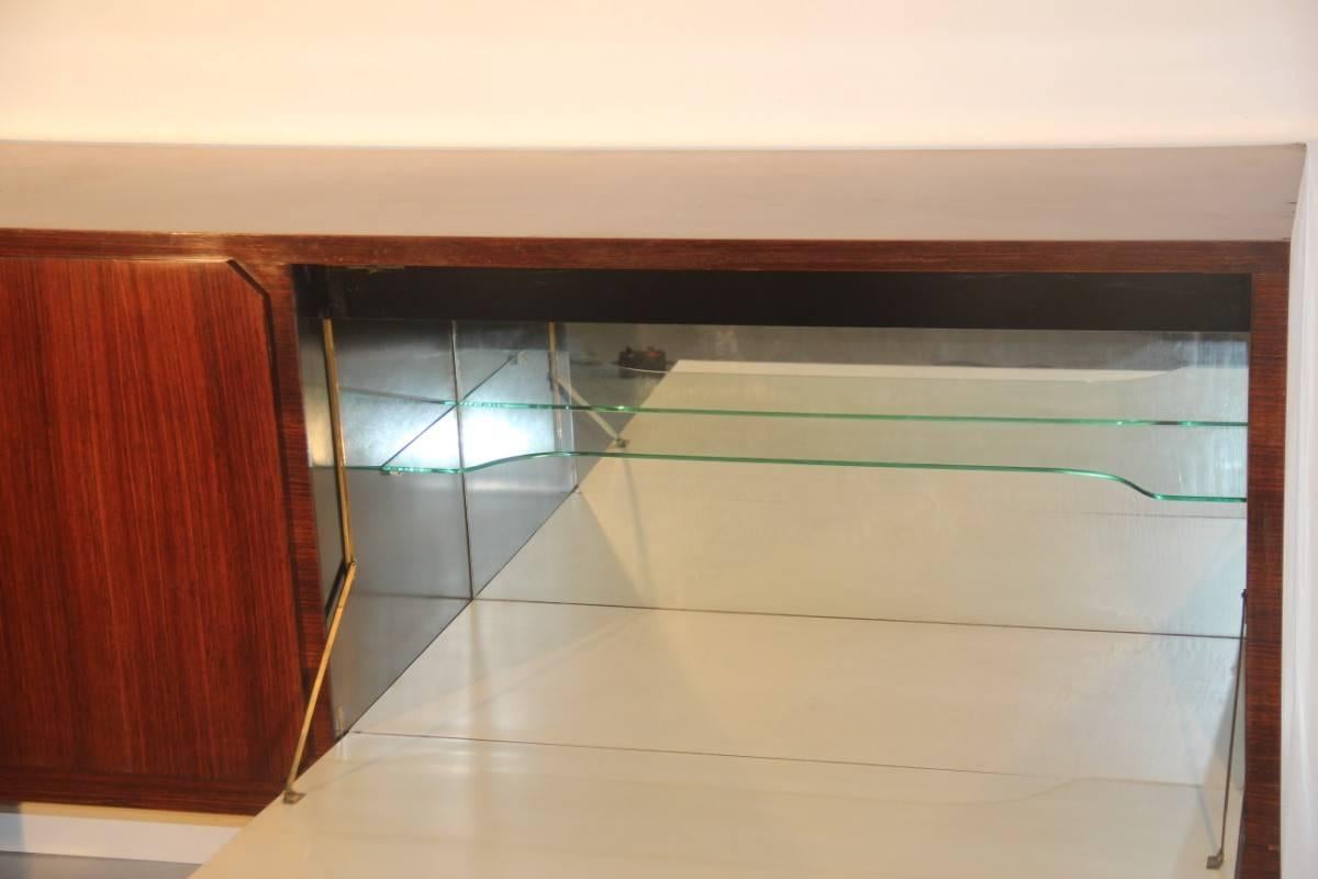 Minimalistisches italienisches Sideboard aus Mahagoni und Messing aus der Mitte des Jahrhunderts Barschrank (Moderne der Mitte des Jahrhunderts) im Angebot