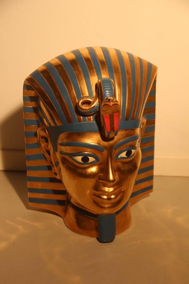 Grande sculpture particulière égyptienne des années 1970, en céramique émaillée, avec fond en or pur, signée au dos d'un M, objet de décoration chic design et attrayant.