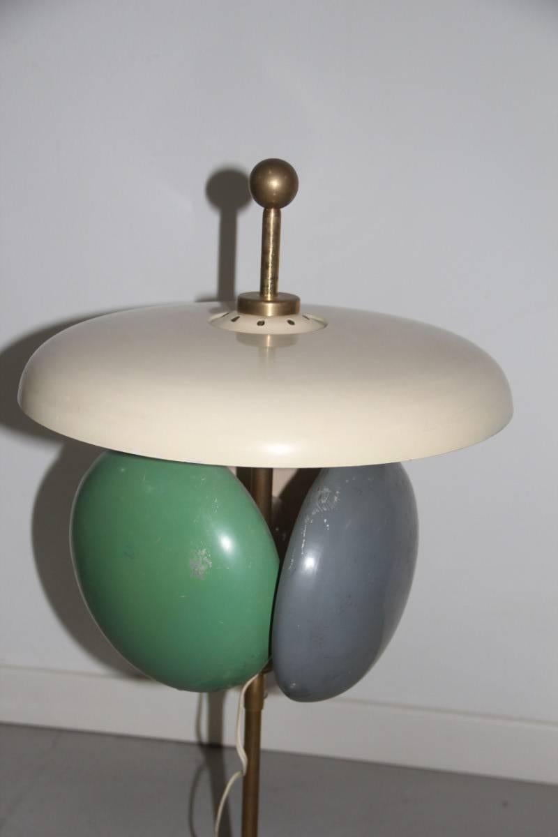 Mid-Century-Tischlampe, Metall lackiert, 1950er Jahre, italienisches Design, mehrfarbig (Italienisch) im Angebot