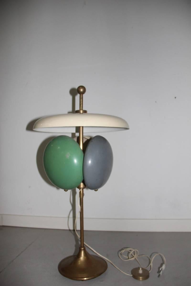 Mid-Century-Tischlampe, Metall lackiert, 1950er Jahre, italienisches Design, mehrfarbig (Moderne der Mitte des Jahrhunderts) im Angebot
