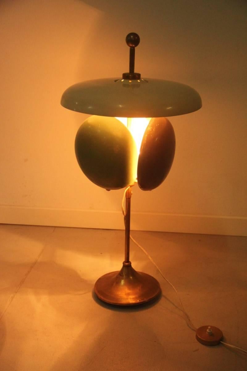 Mid-Century-Tischlampe, Metall lackiert, 1950er Jahre, italienisches Design, mehrfarbig im Zustand „Gut“ im Angebot in Palermo, Sicily