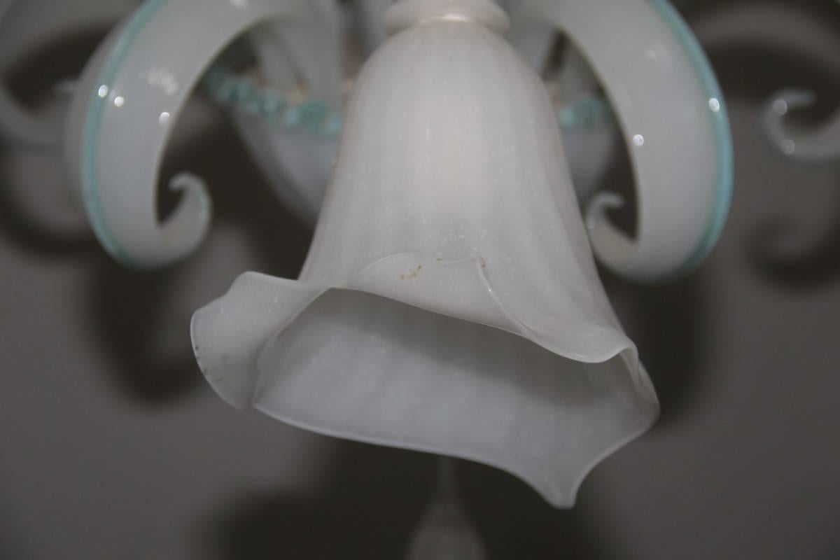 Lustre en verre de Murano, blanc irisé avec des décorations en bleu.