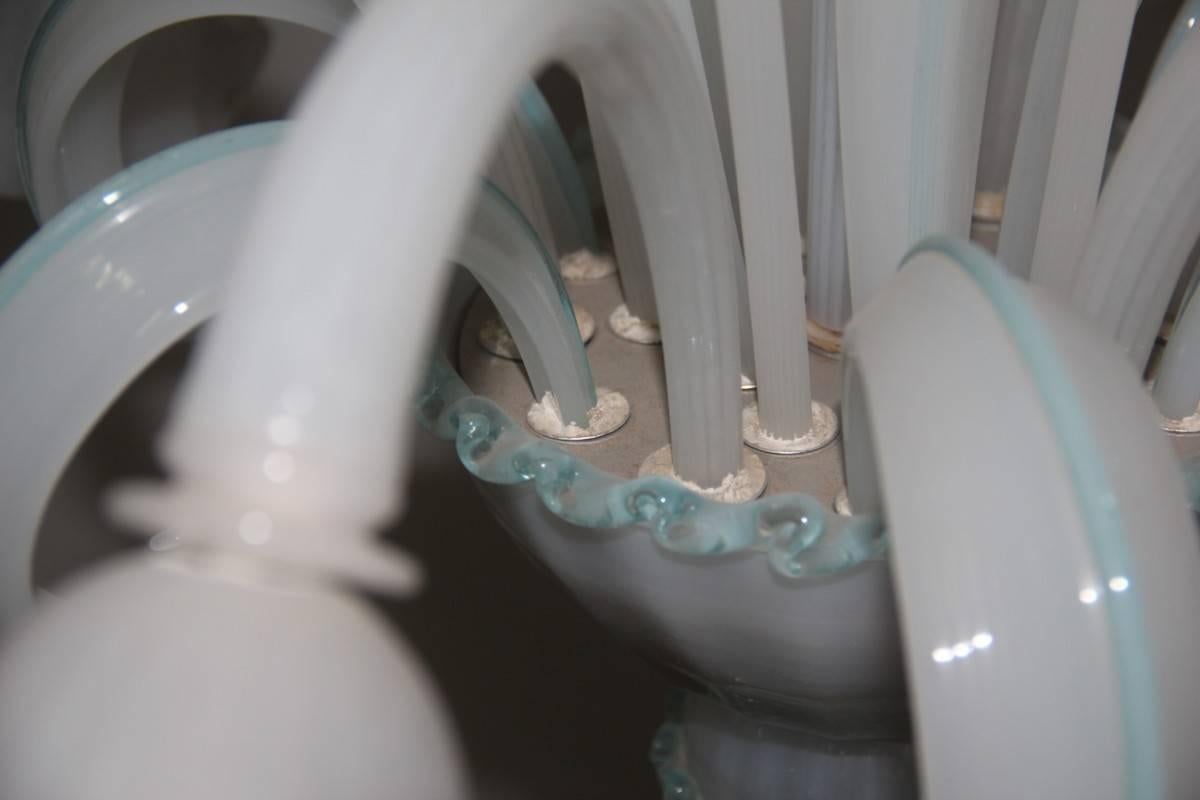 Mid-Century Modern Lustre en verre de Murano, blanc irisé avec décorations en bleu en vente