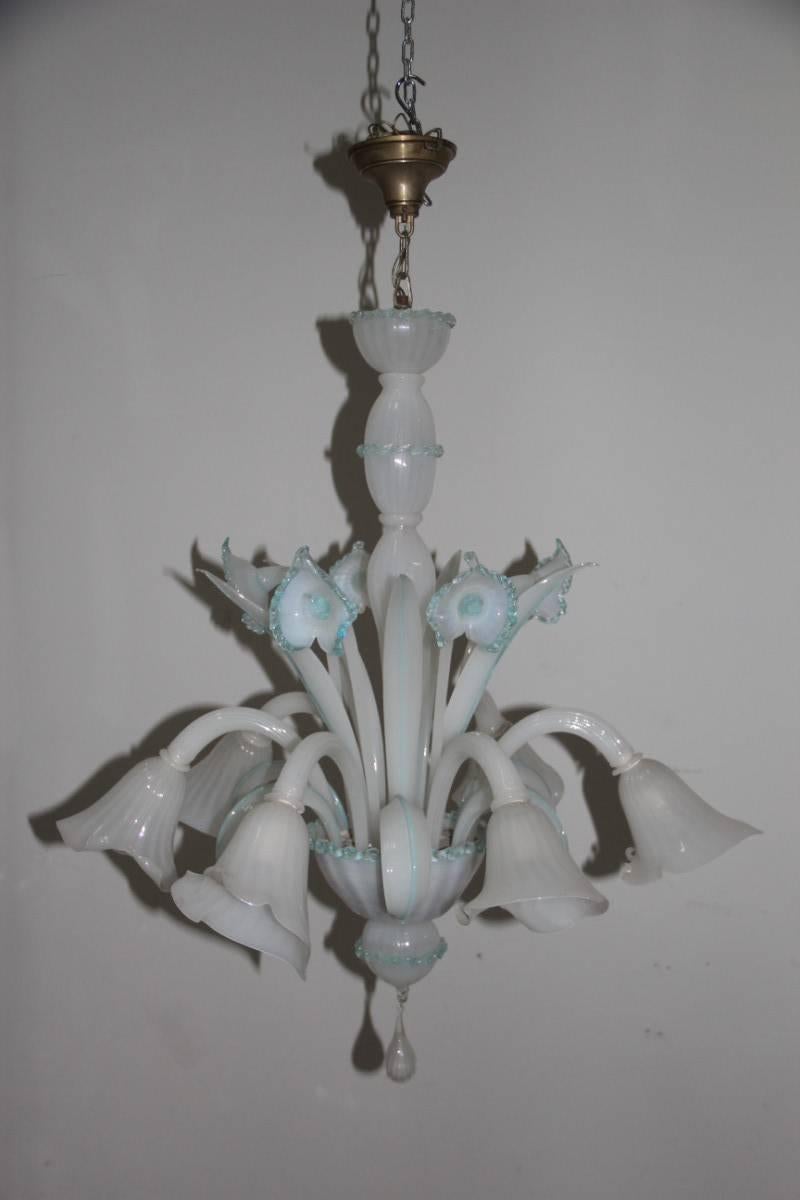 italien Lustre en verre de Murano, blanc irisé avec décorations en bleu en vente