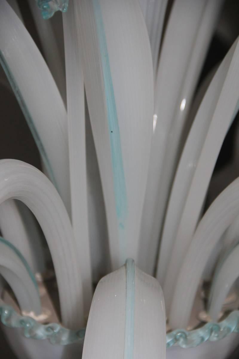 Milieu du XXe siècle Lustre en verre de Murano, blanc irisé avec décorations en bleu en vente